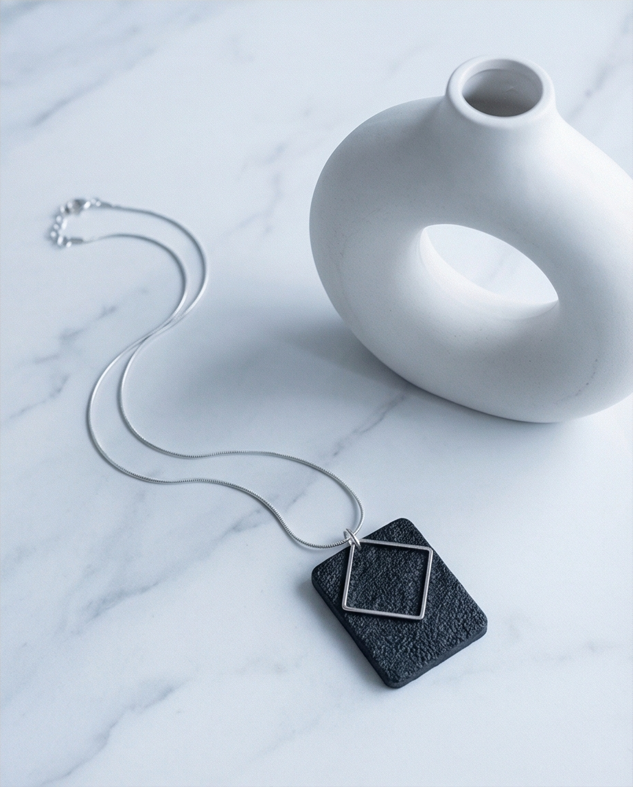 Kaklo papuošalas „Tylos rombas“