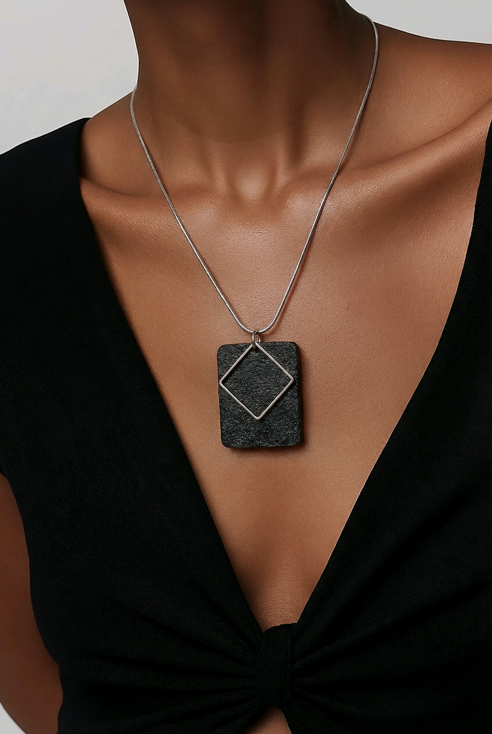 Kaklo papuošalas „Tylos rombas“