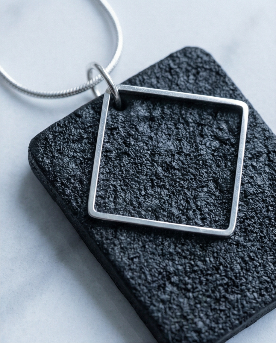 Kaklo papuošalas „Tylos rombas“