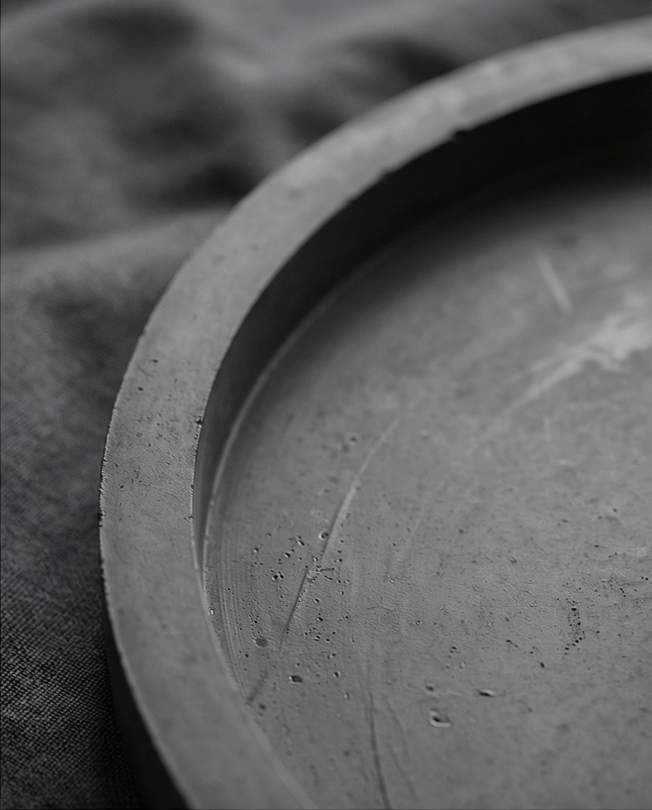 Monumentalus betoninis padėklas „Erdvė“ (29 cm)