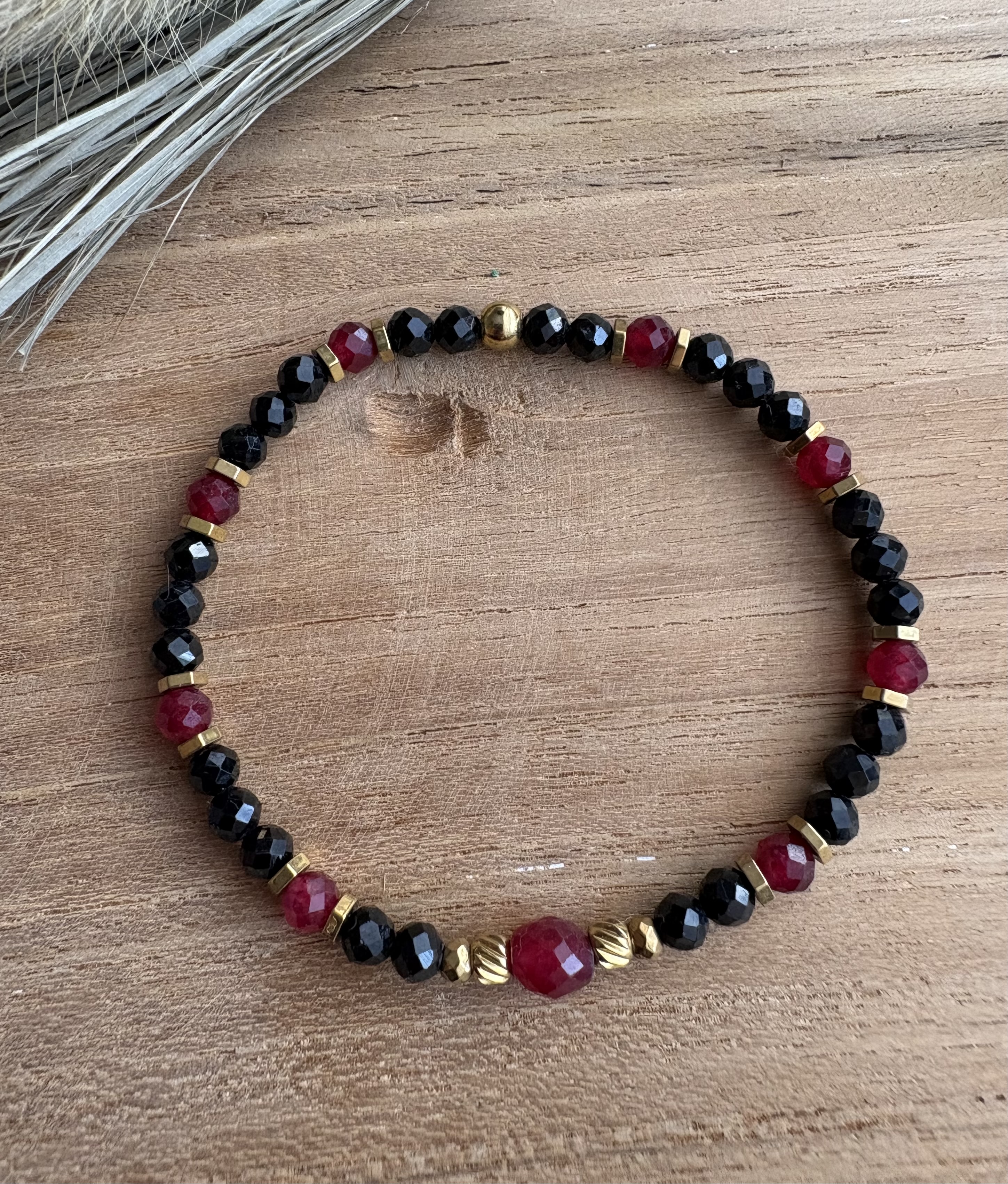 Bransoletka Ruby princess/ czarny turmalin/ jadeit rubinowy/ czerwony chalcedon/ hematyt złocony 
