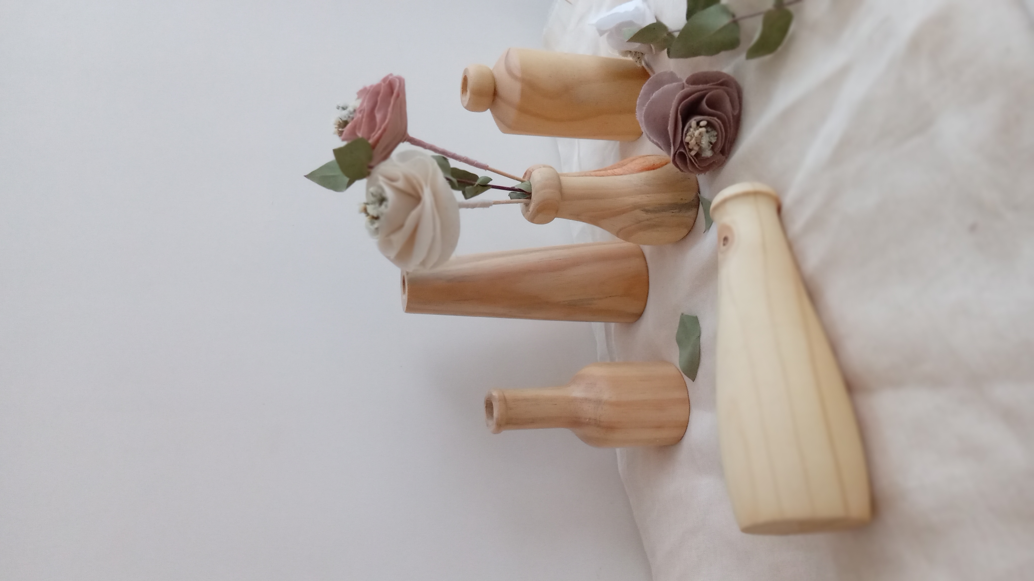 Floreros Nórdicos de Madera con Rosa de Tela y Flores Secas – Varios Modelos