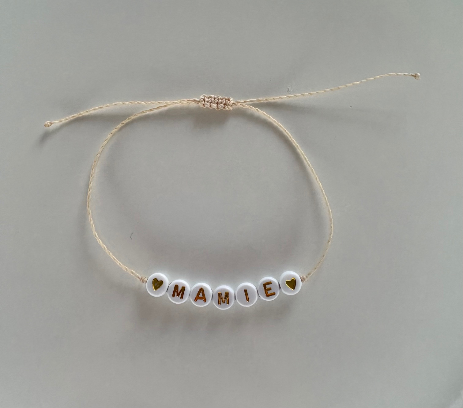 Bracelet perles blanches alphabet
