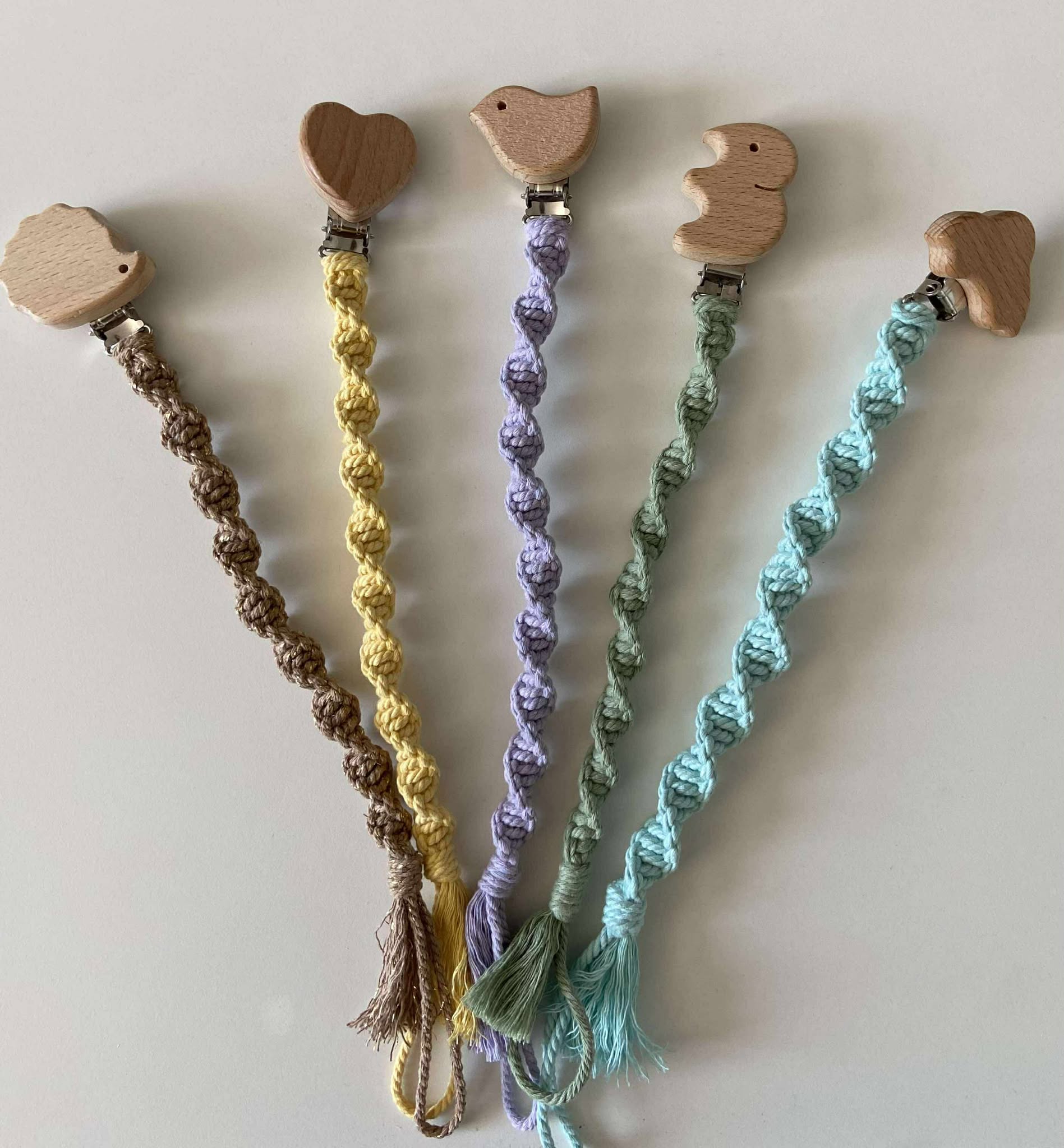 Attache tétine torsadée