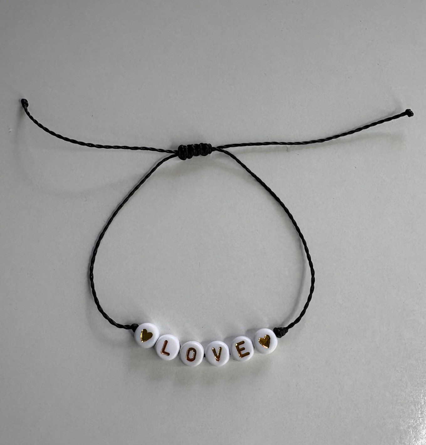 Bracelet perles blanches alphabet