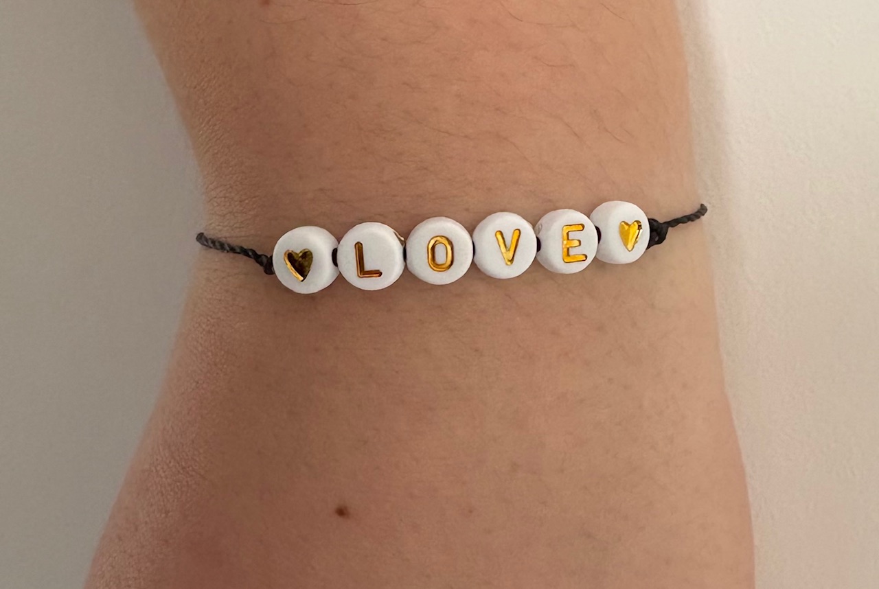 Bracelet perles blanches alphabet