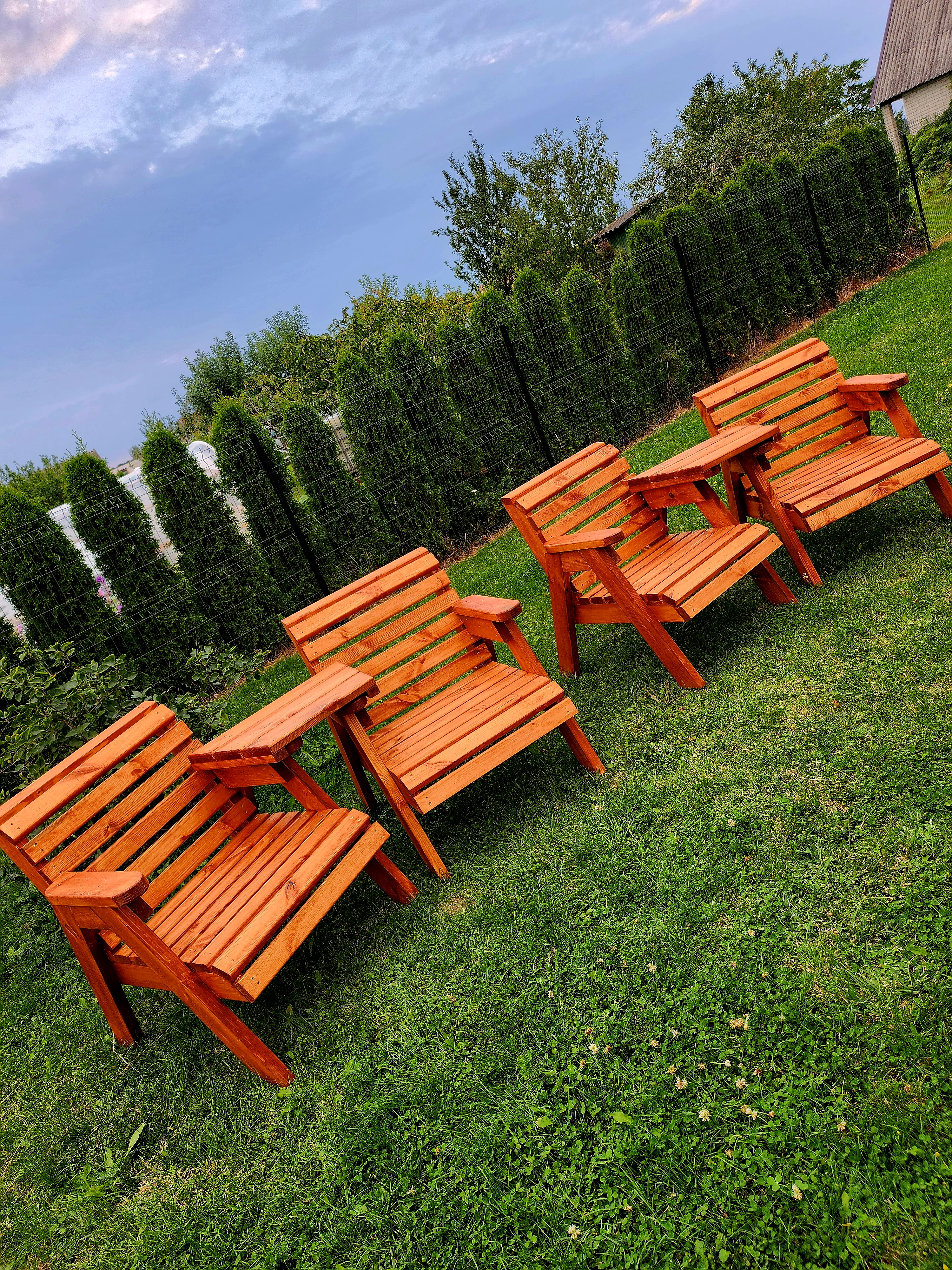 Dvi kėdutės su uždedamu staliuku