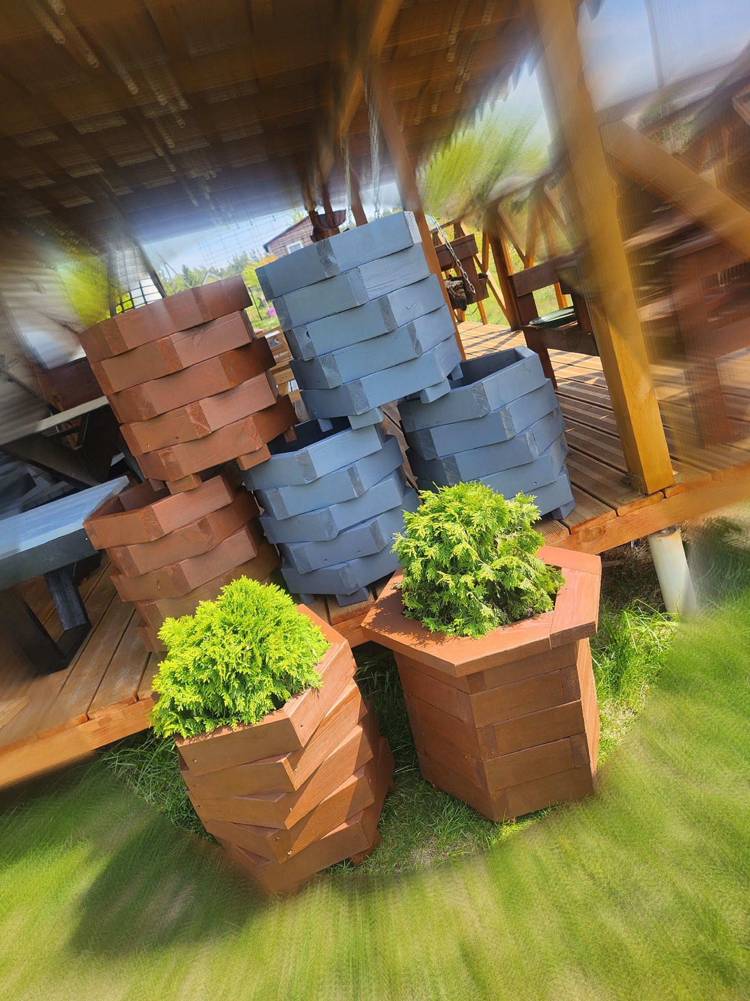 Šešiakampiai mediniai gėlių vazonai