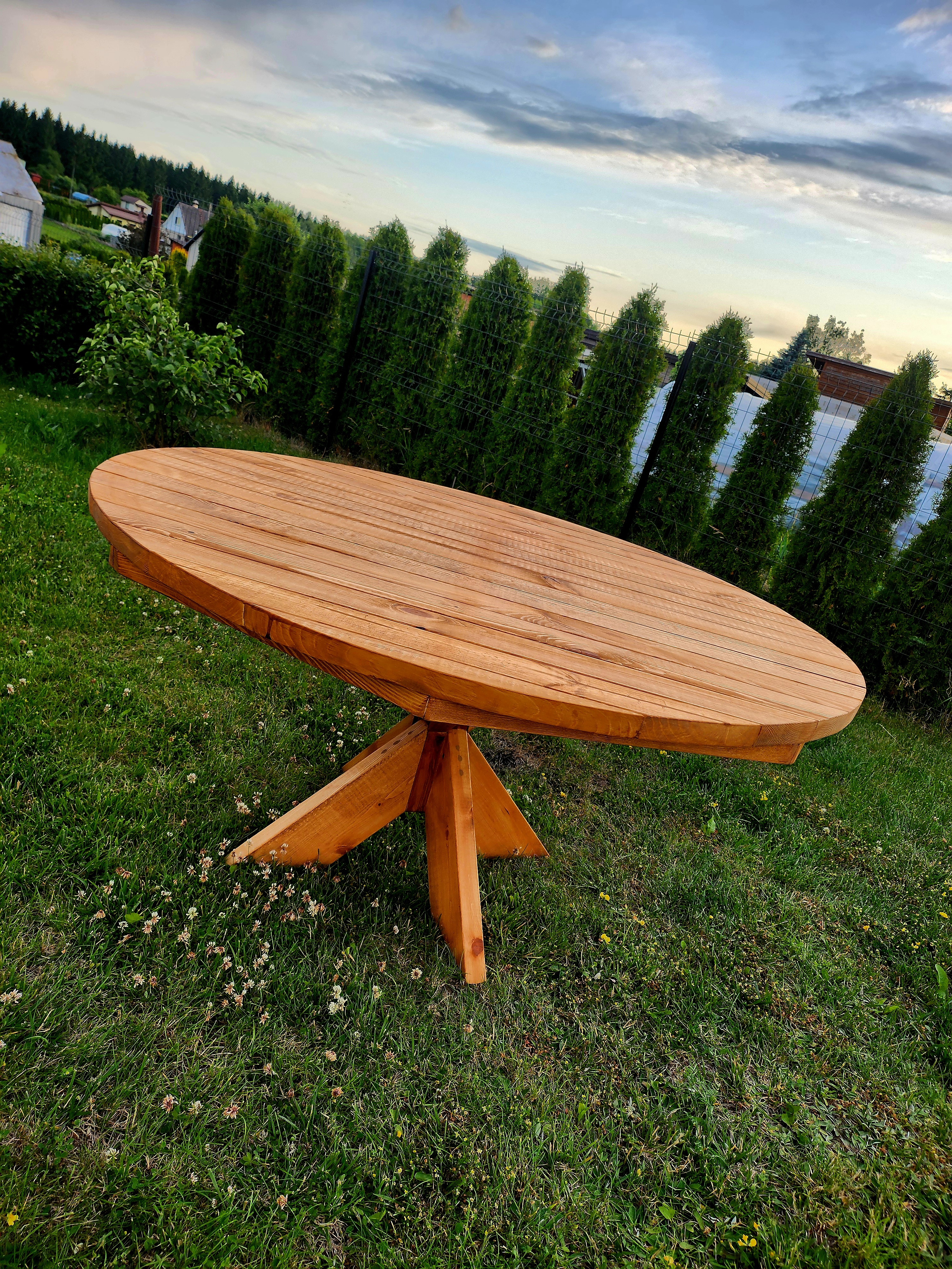 Medinis apvalus lauko stalas