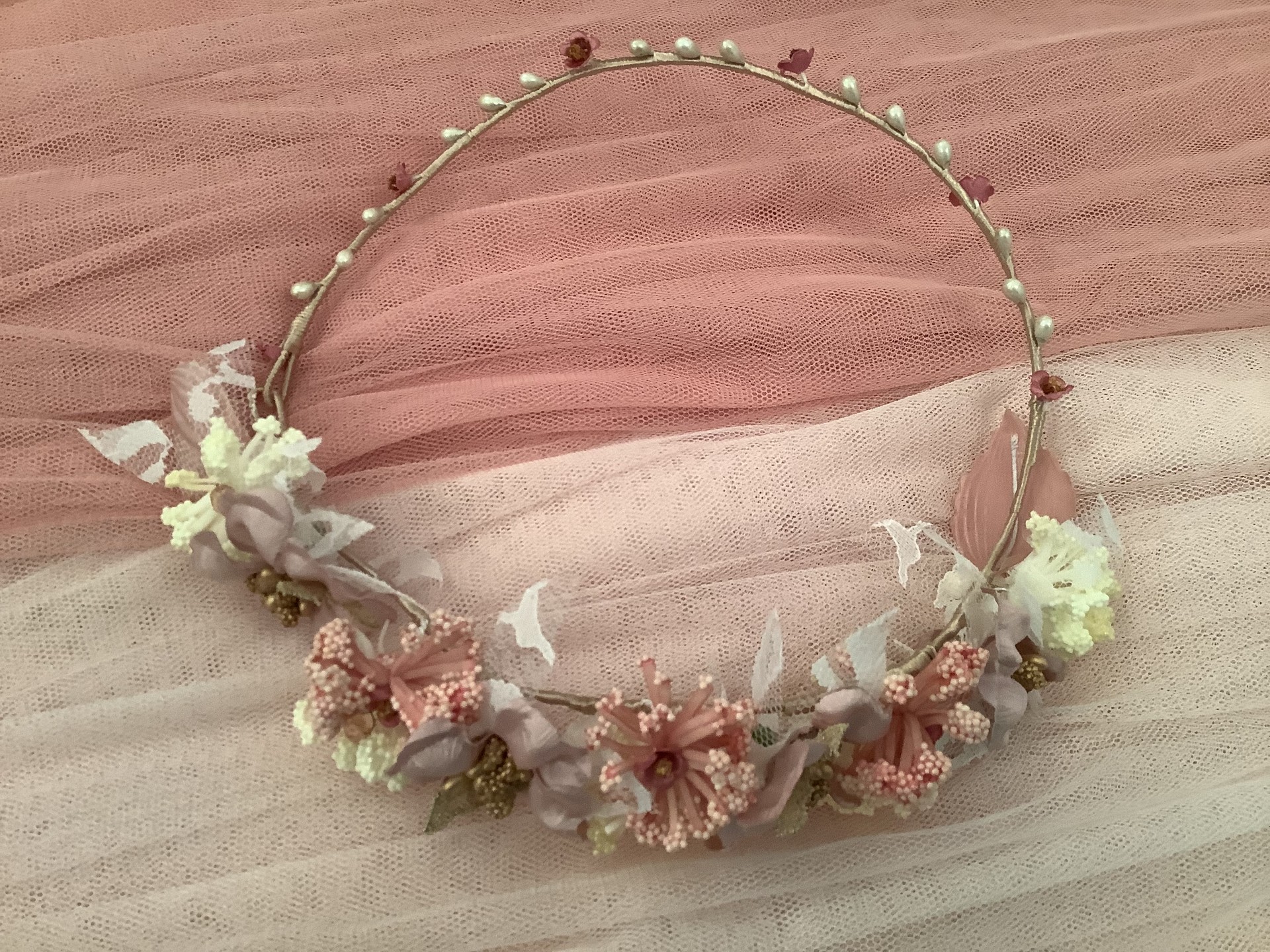 Corona rosa empolvado