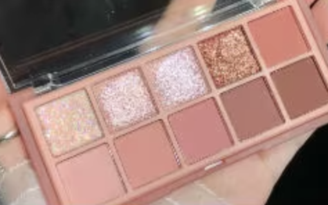 Best-selling 10-color eye shadow palette, slight and matte finish, fashion cosmetics, dazzling fashion.