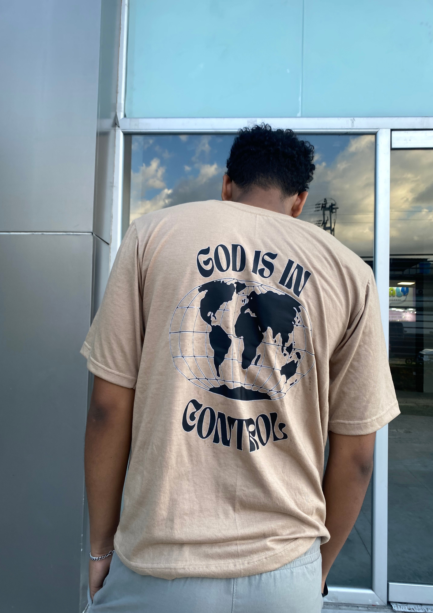 Oversize, 100% Algodon: God Is In Control