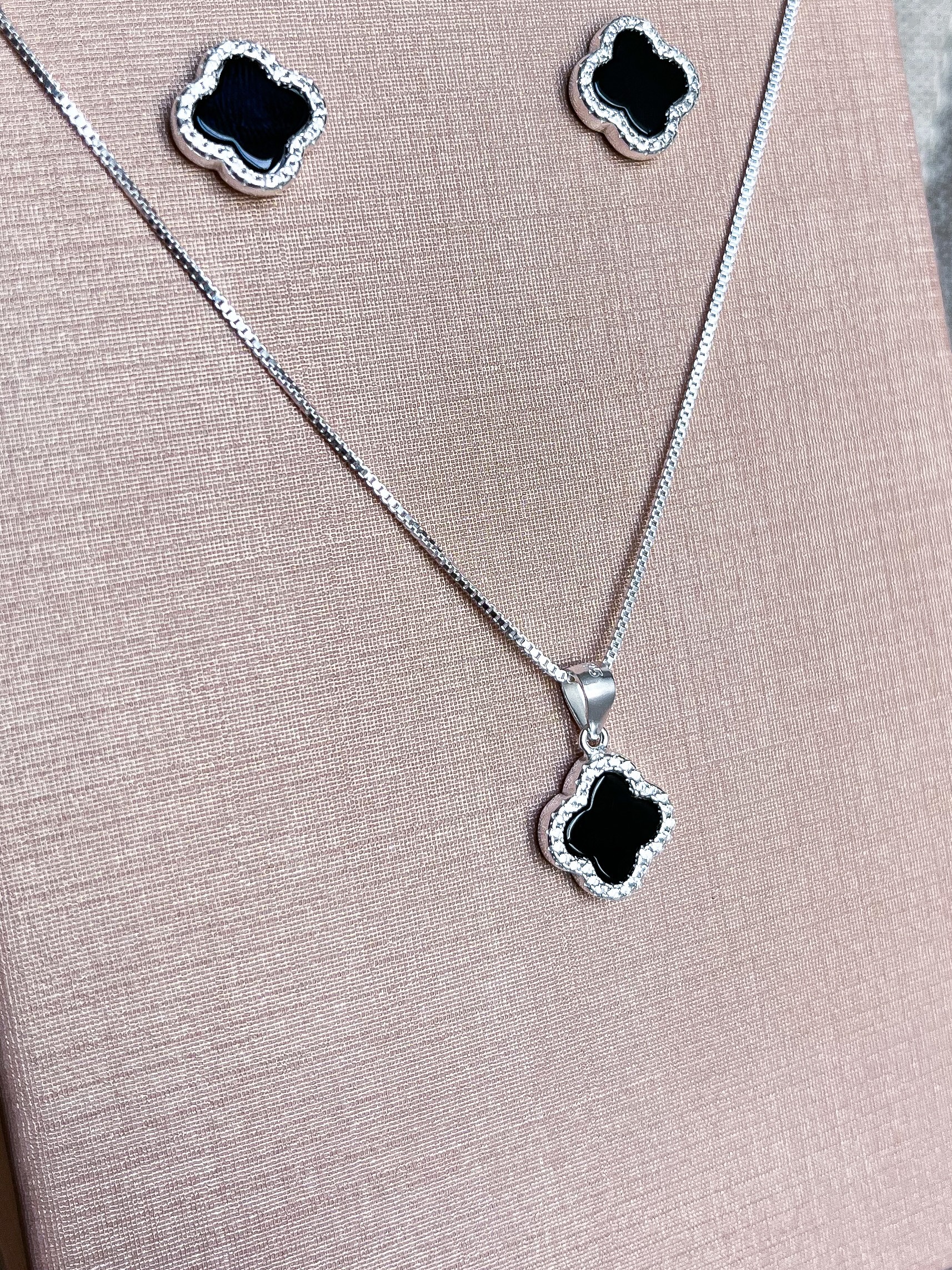 Colar Van Cleef Cravejado