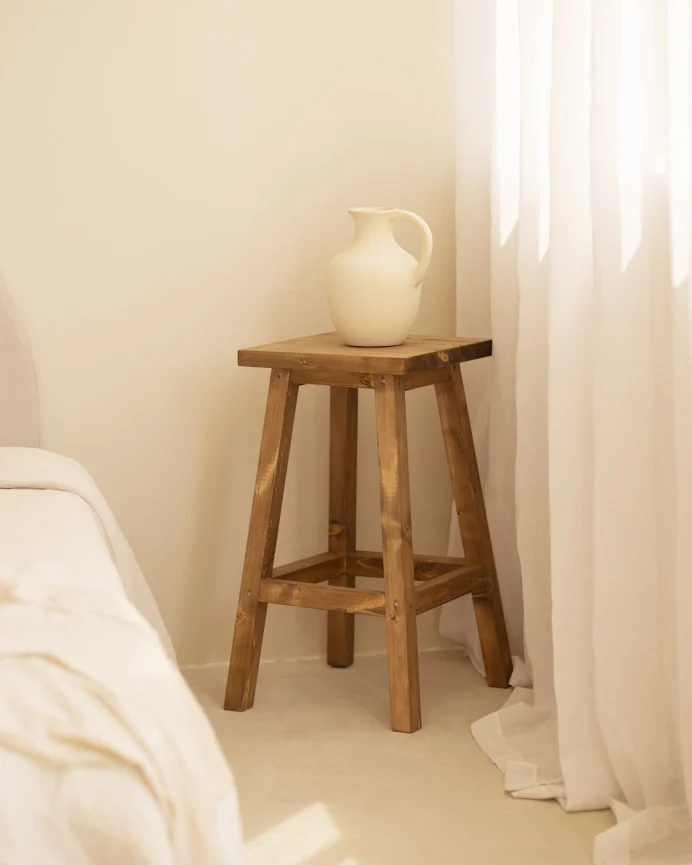 Mesa auxiliar de madera rústica