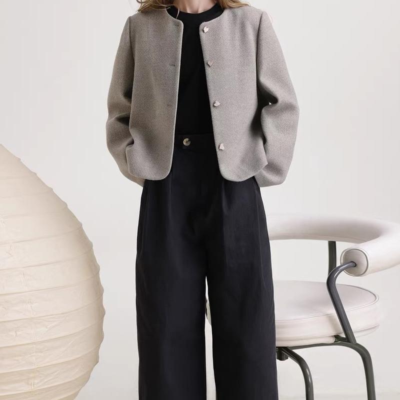 Women’s Minimalist Blazer with Heart-Shaped Buttons – Elegant Tailored Jacket