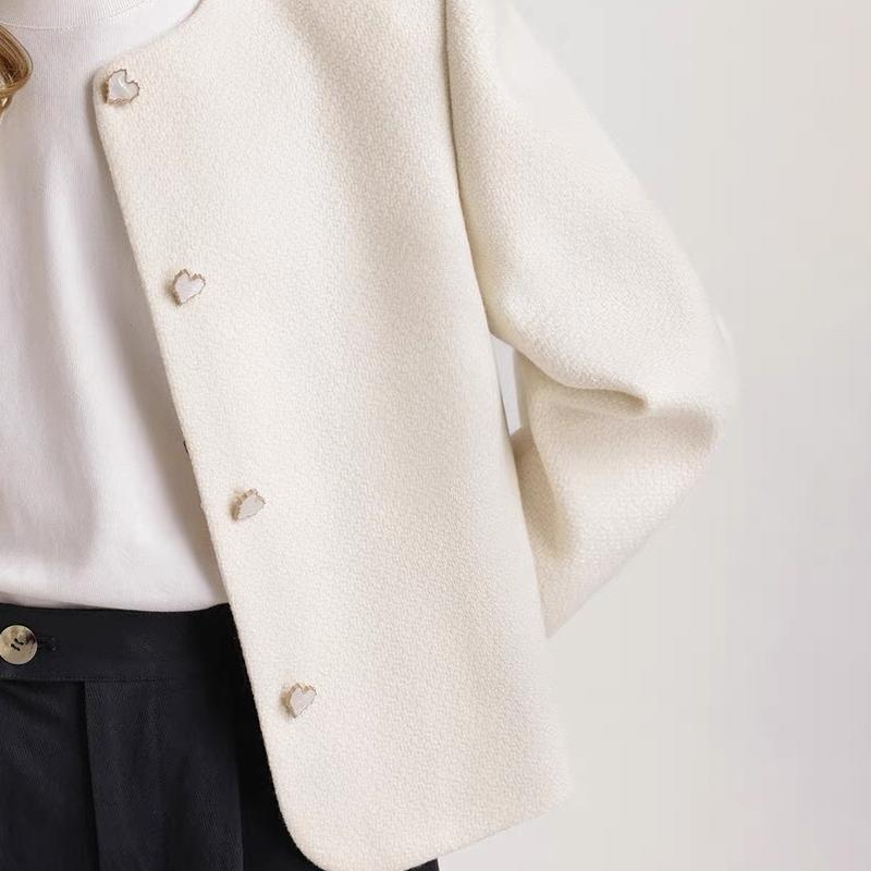 Women’s Minimalist Blazer with Heart-Shaped Buttons – Elegant Tailored Jacket