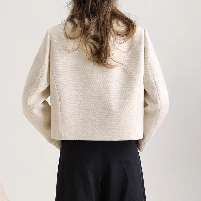 Women’s Minimalist Blazer with Heart-Shaped Buttons – Elegant Tailored Jacket