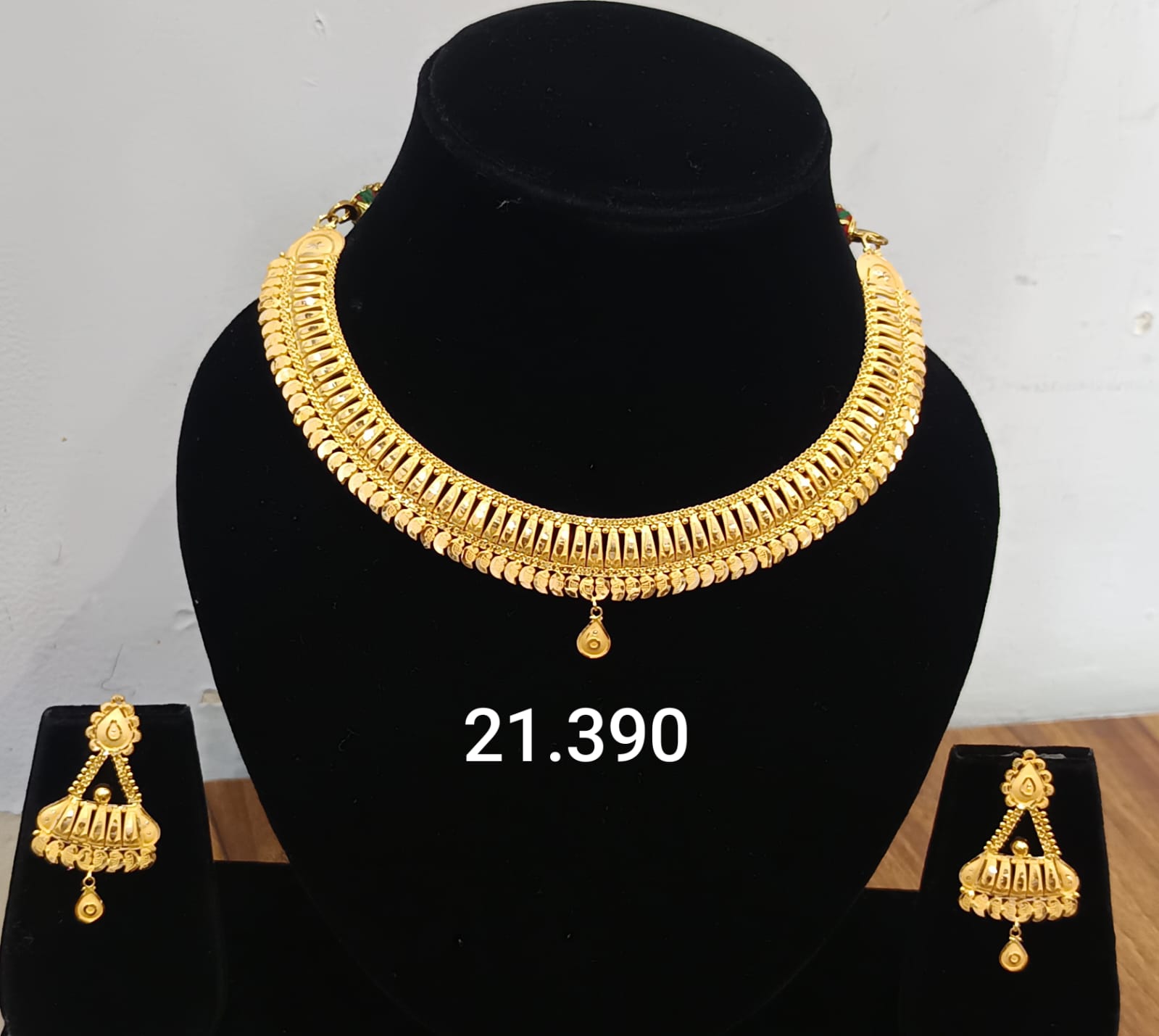 Elegant Gold Necklace Set
