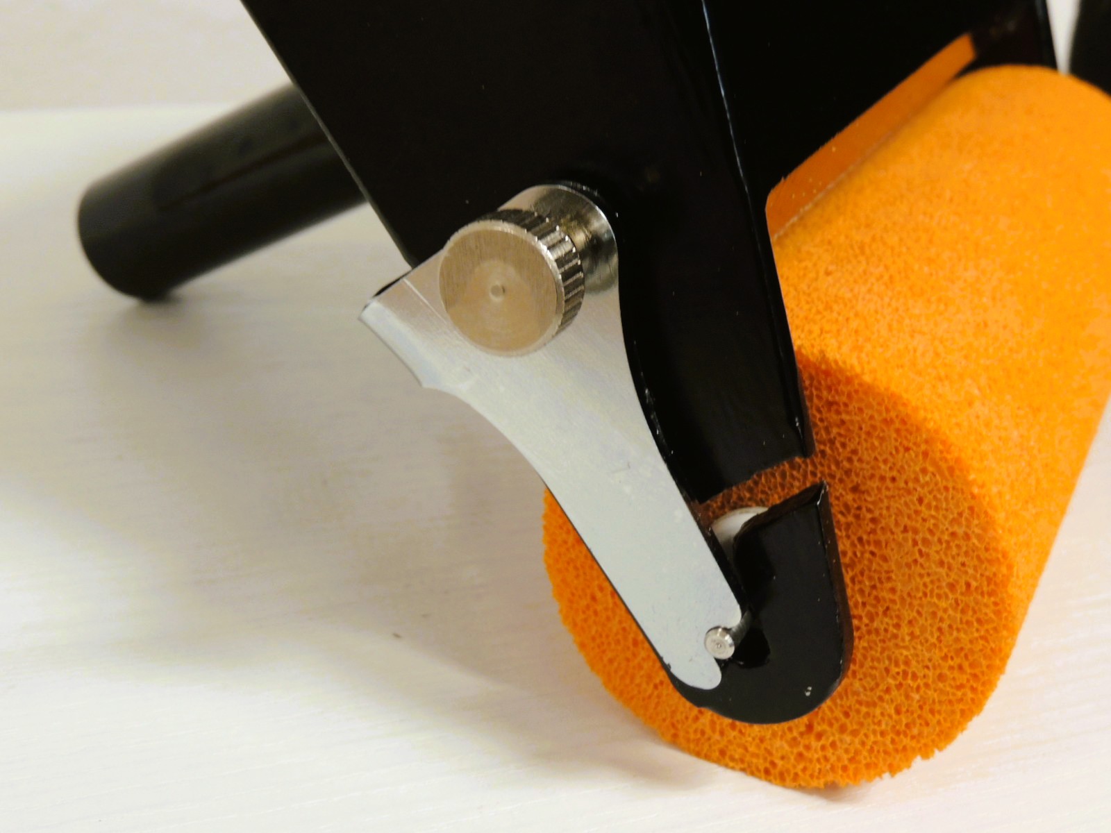 Art. 288 Stendicolla in alluminio con rullo in spugna per colla vinilica PVA a base d'acqua (prezzo IVA esclusa)