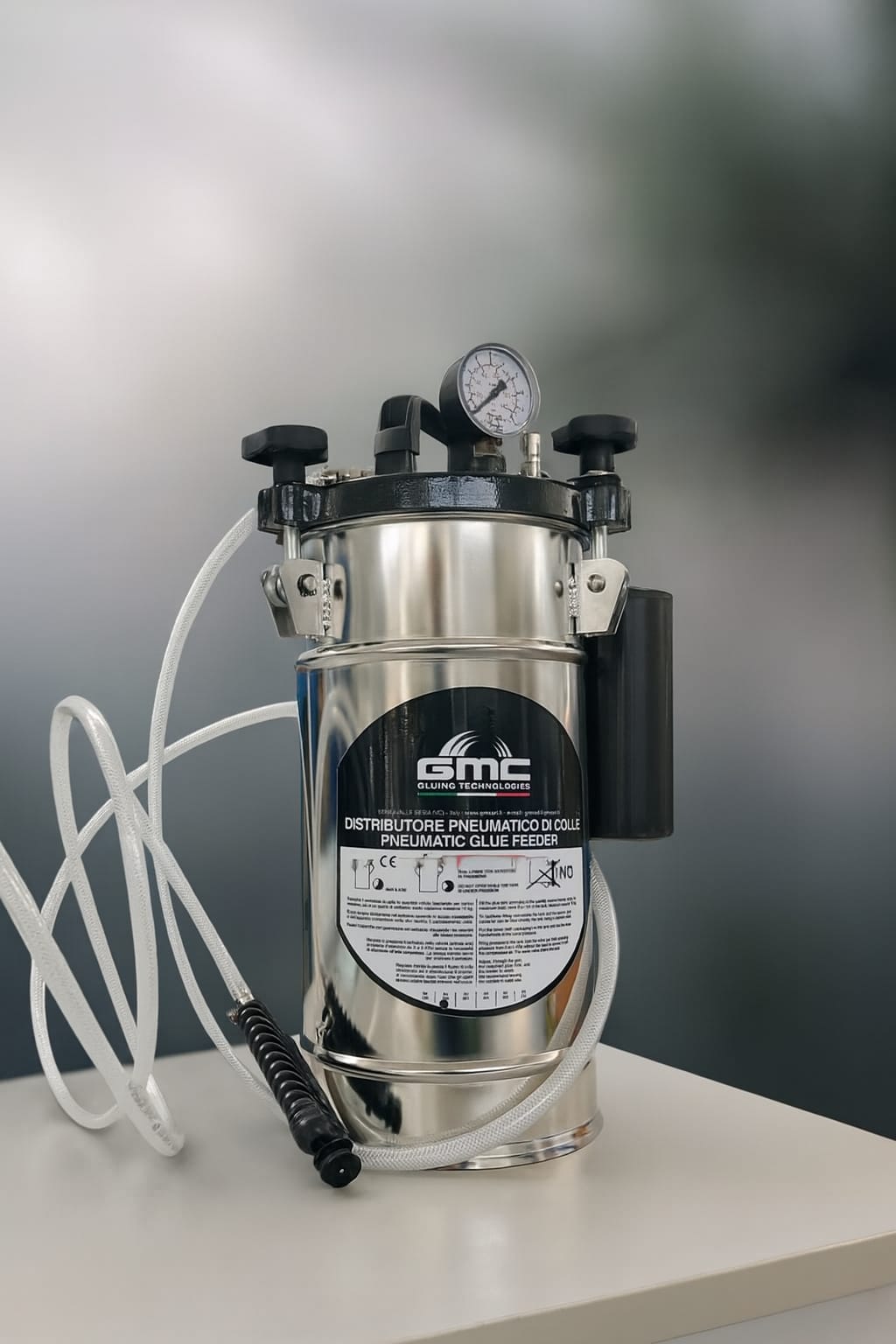 Distributore di colla vinilica