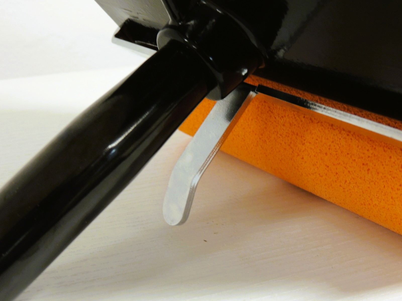 Art. 288 Stendicolla in alluminio con rullo in spugna per colla vinilica PVA a base d'acqua (prezzo IVA esclusa)