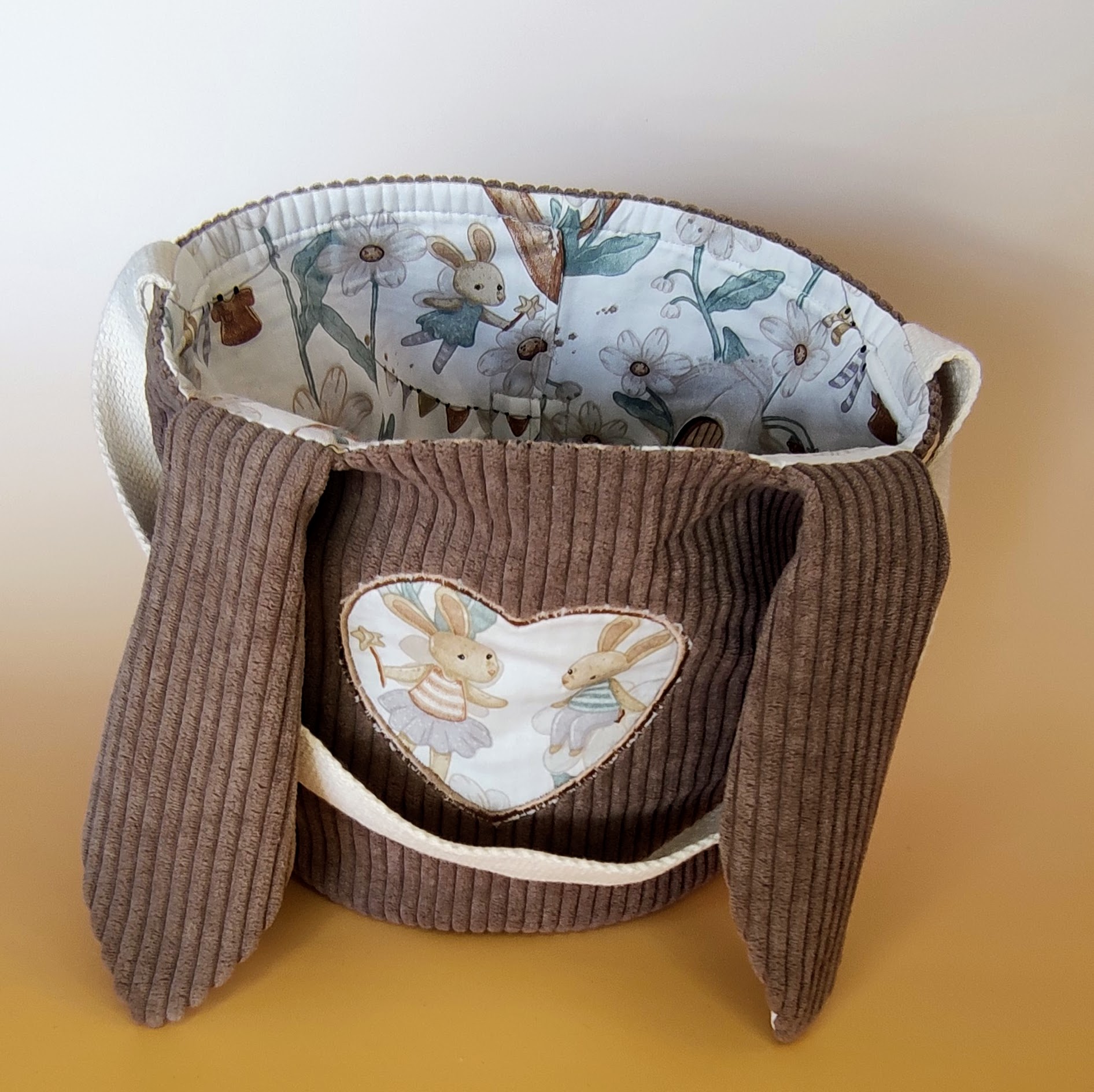 panier en velours lapin et lapine écusson coeur