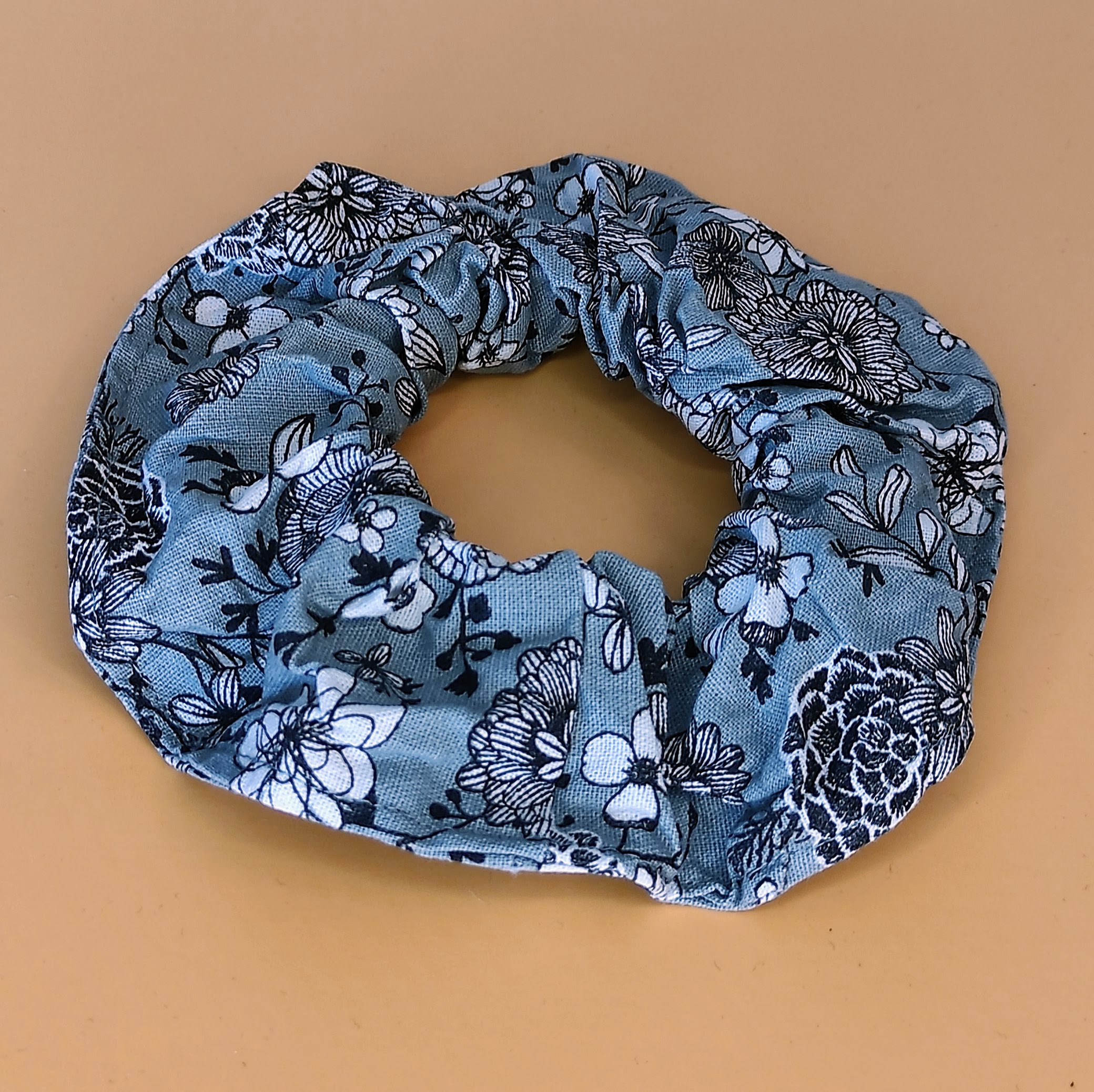 Chouchou gris à fleurs