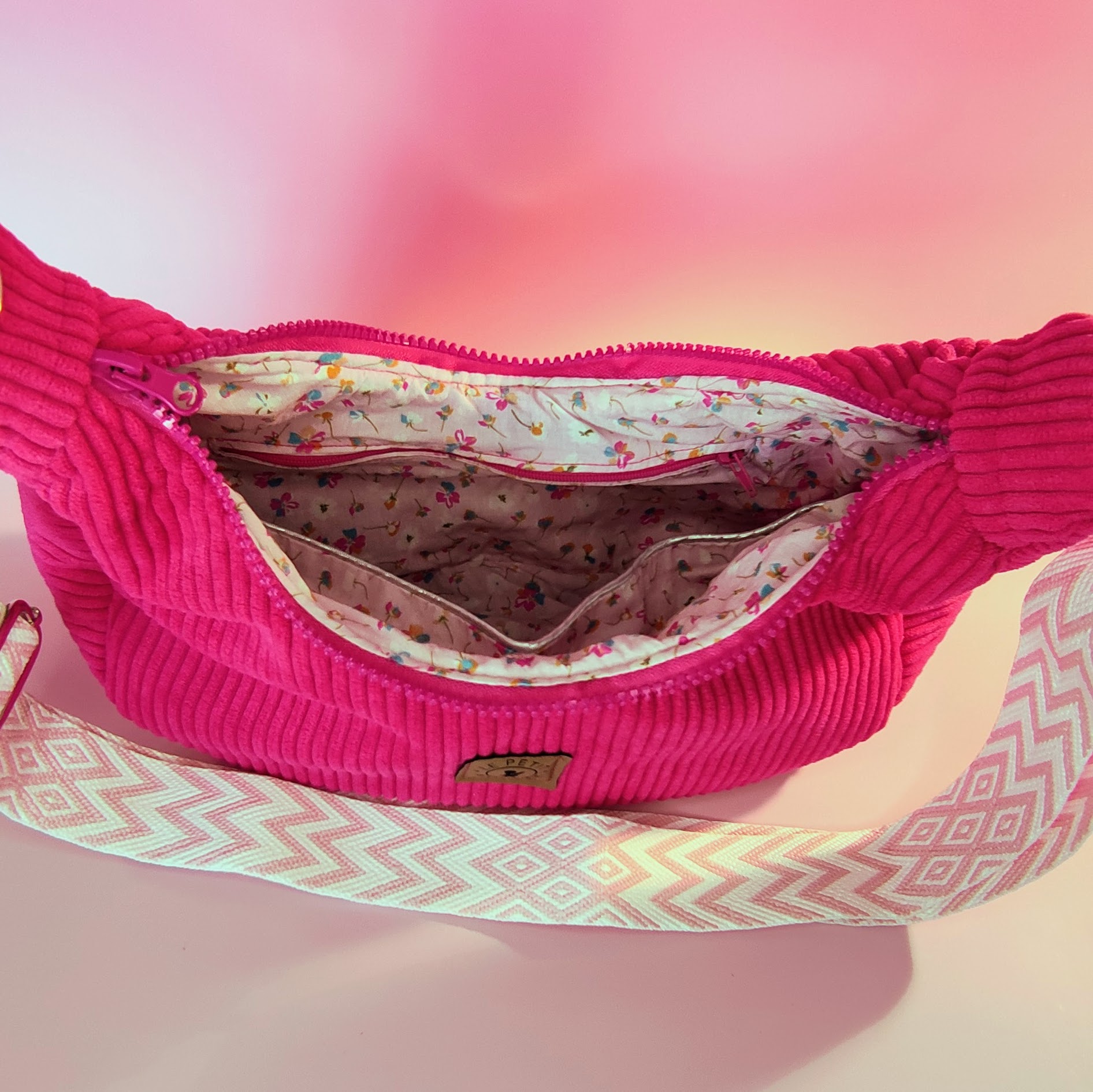 Sac à bandoulière en velours côtelé rose