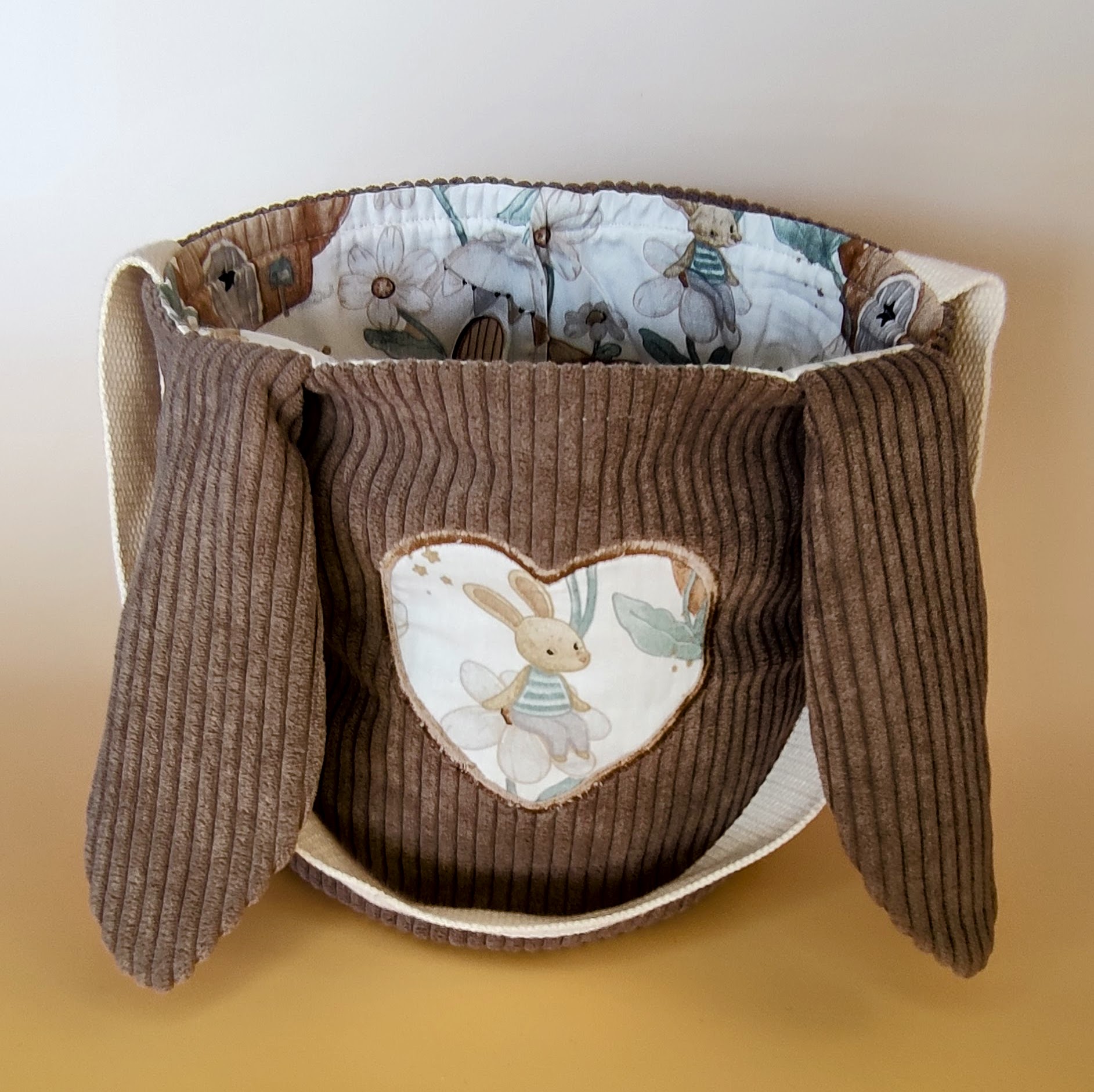 panier en velours lapin écusson coeur