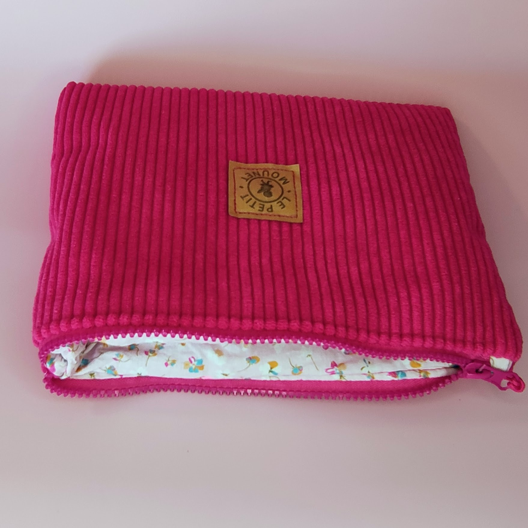 Pochette rose en velours côtelé