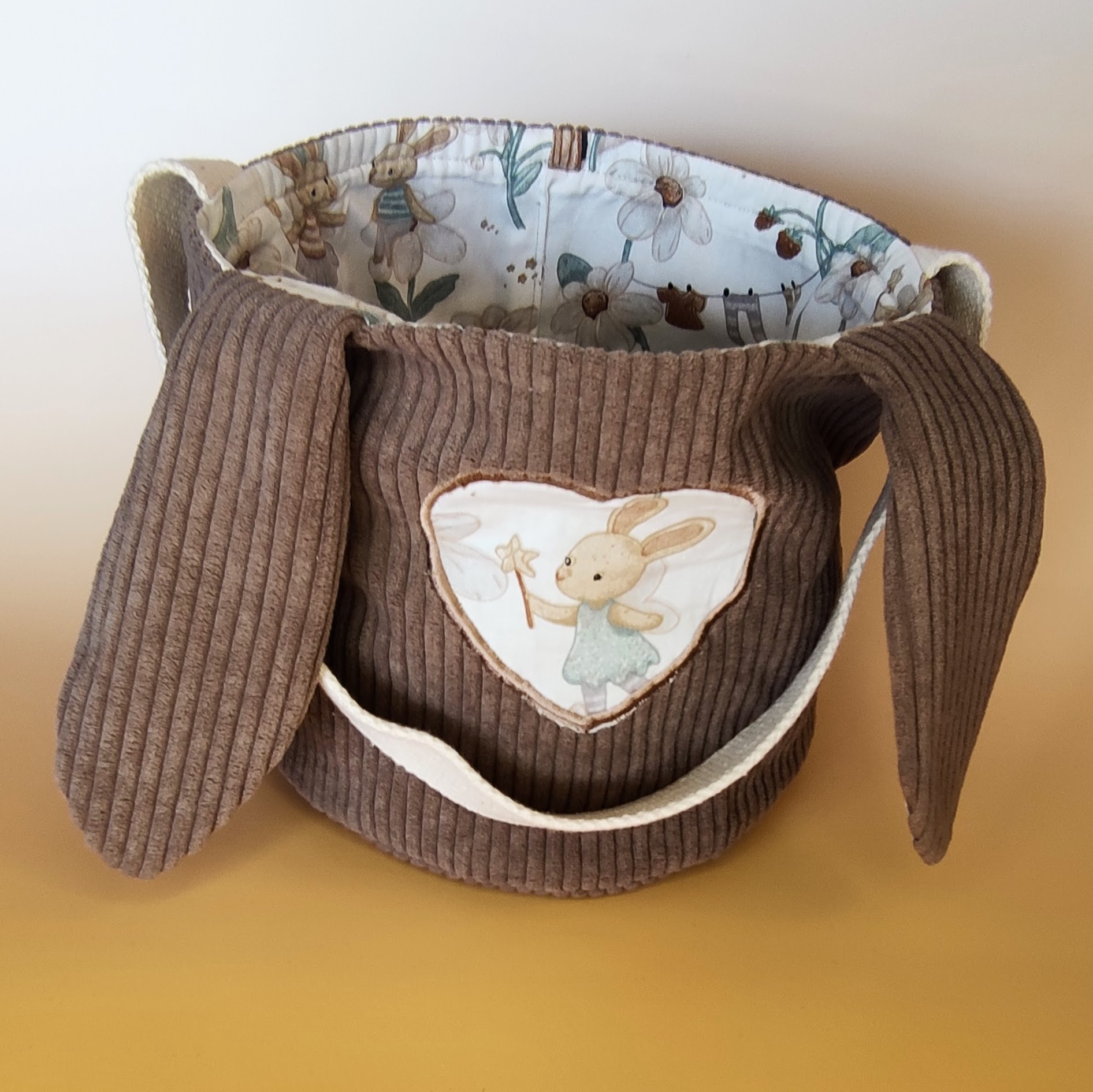 panier en velours lapine écusson coeur