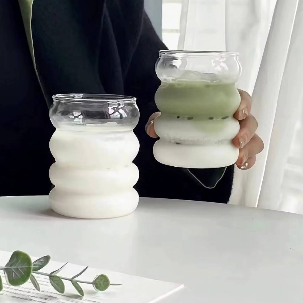 Vaso de vidrio ondulado