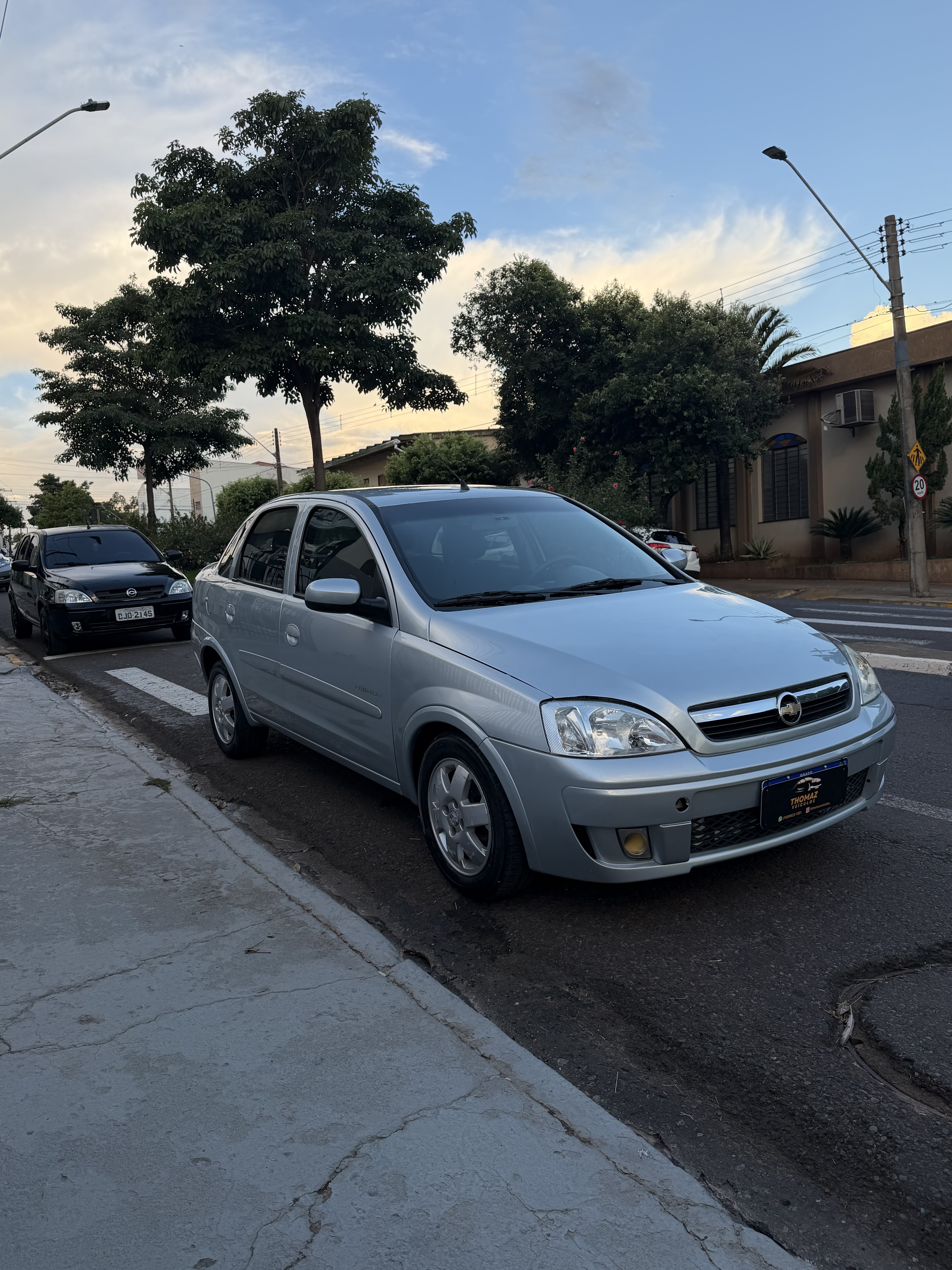 Corsa 2010 Sedan Premium 1.4 completo PRATA