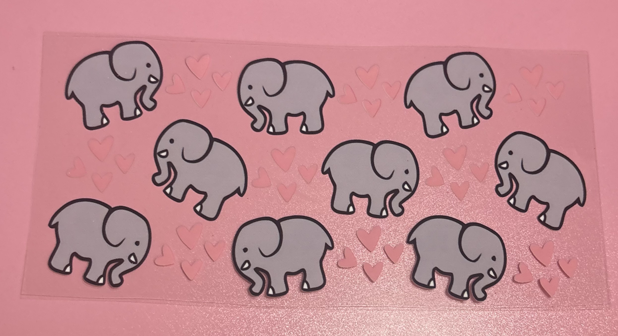 Elefante y corazones