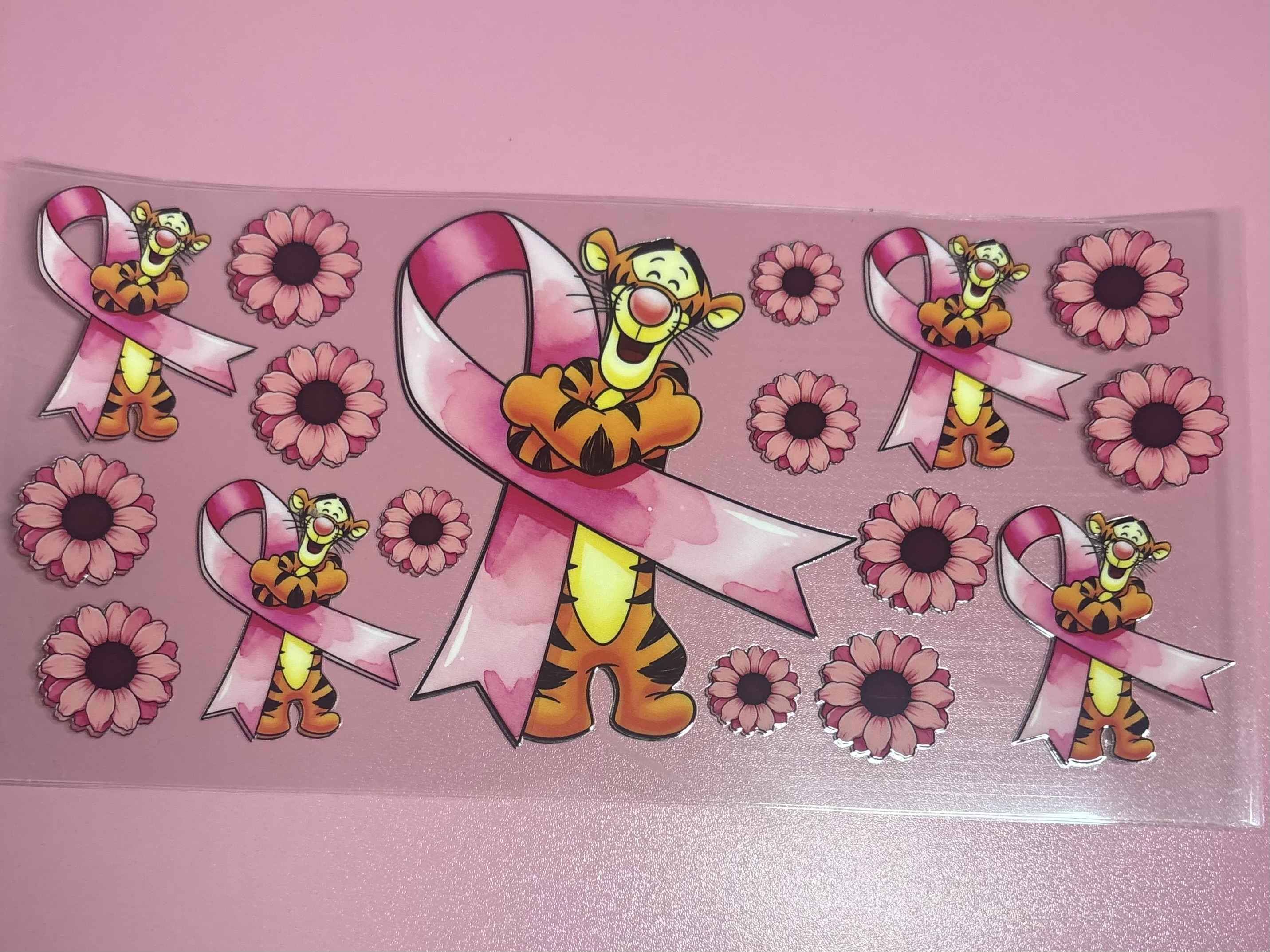 Tigre y lazo rosa