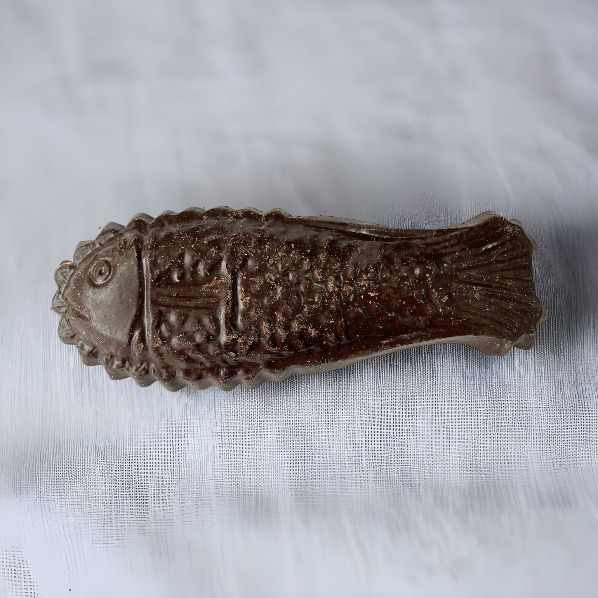 Pez grande de chocolate con azúcar