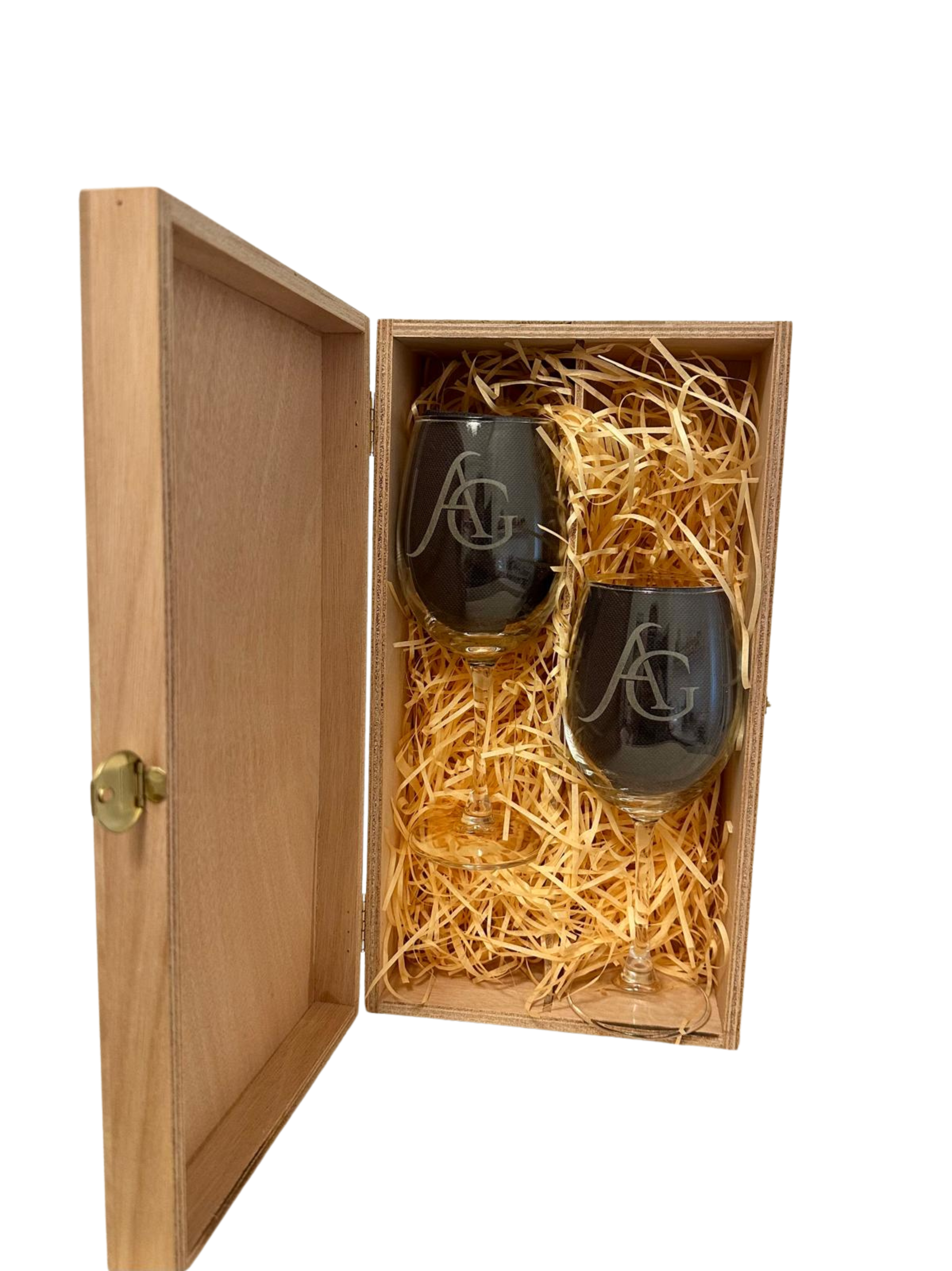 Caja de madera con copas grabadas