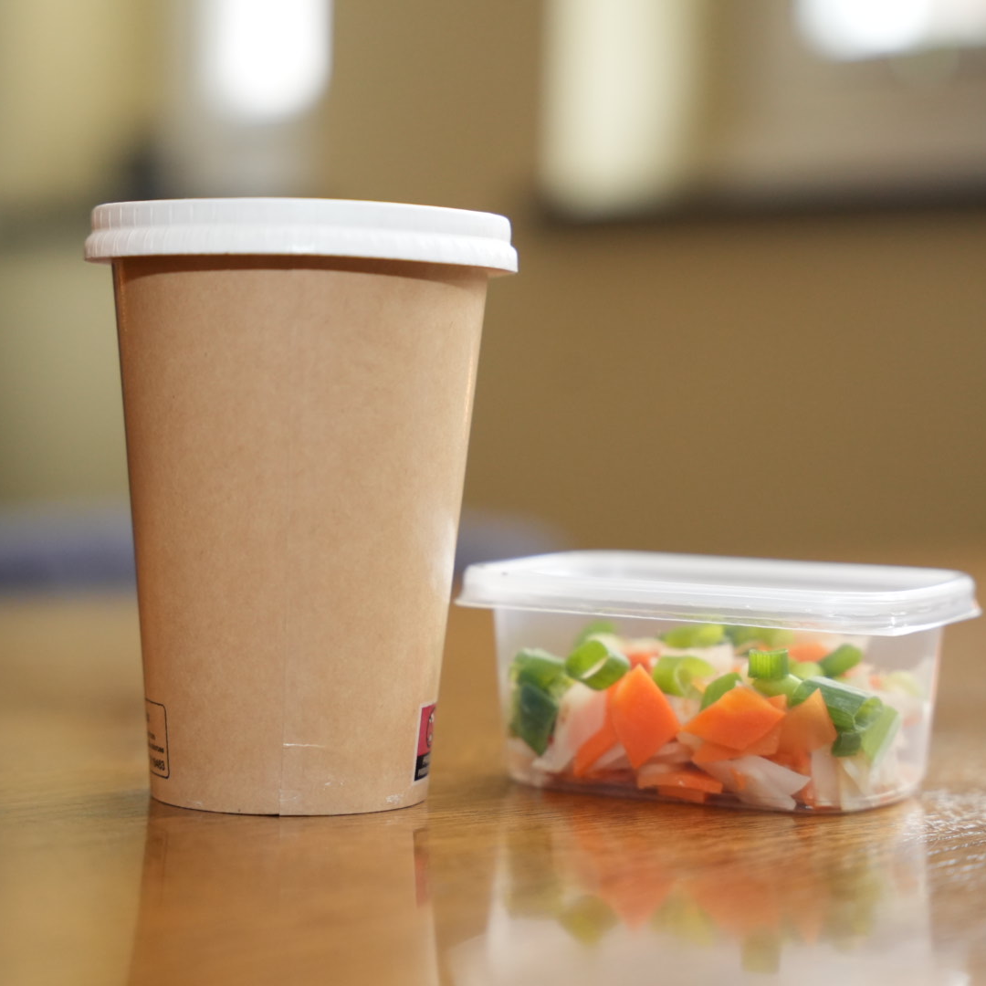 Heldere flensjes soep met bospaddenstoelen V