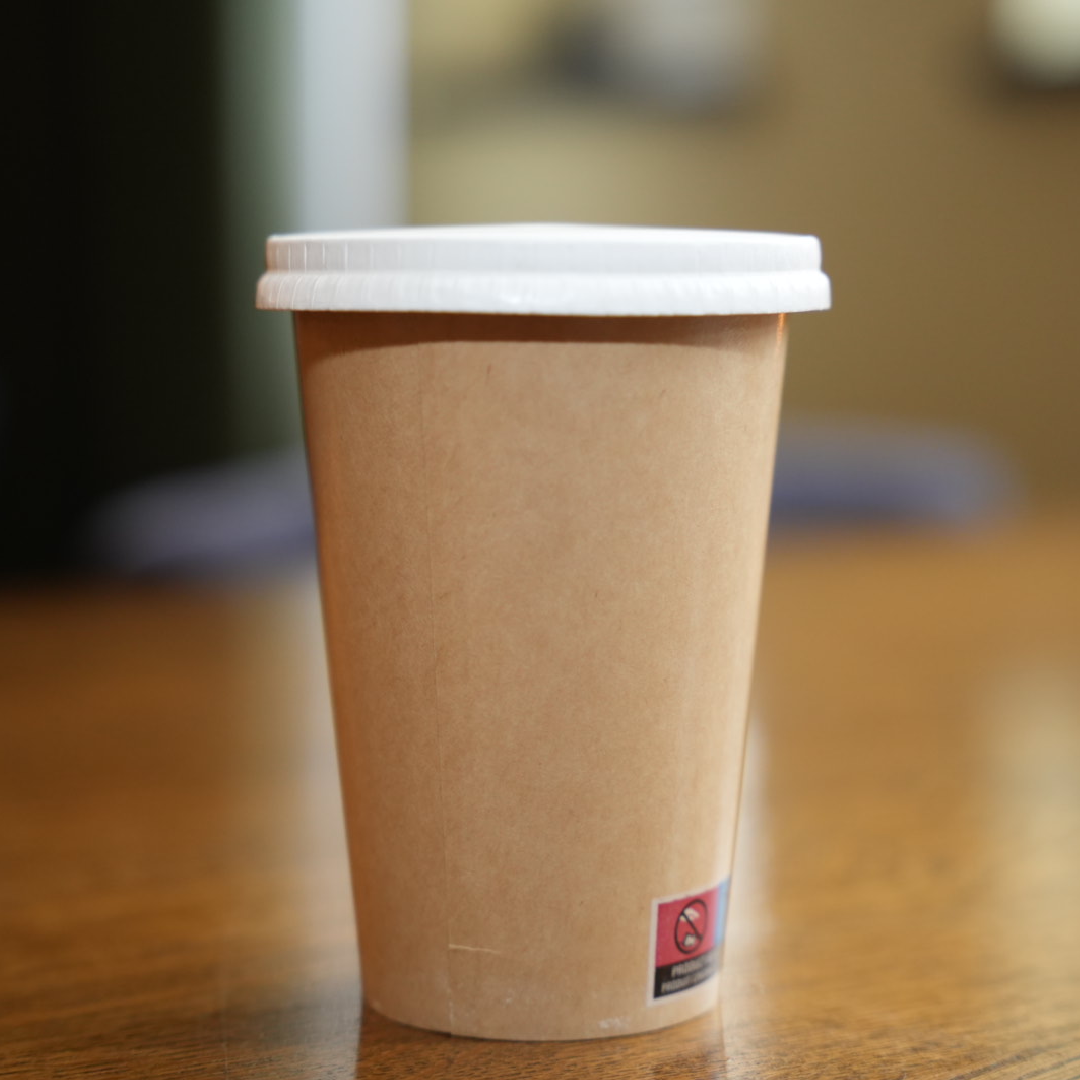 Heldere flensjes soep met bospaddenstoelen V