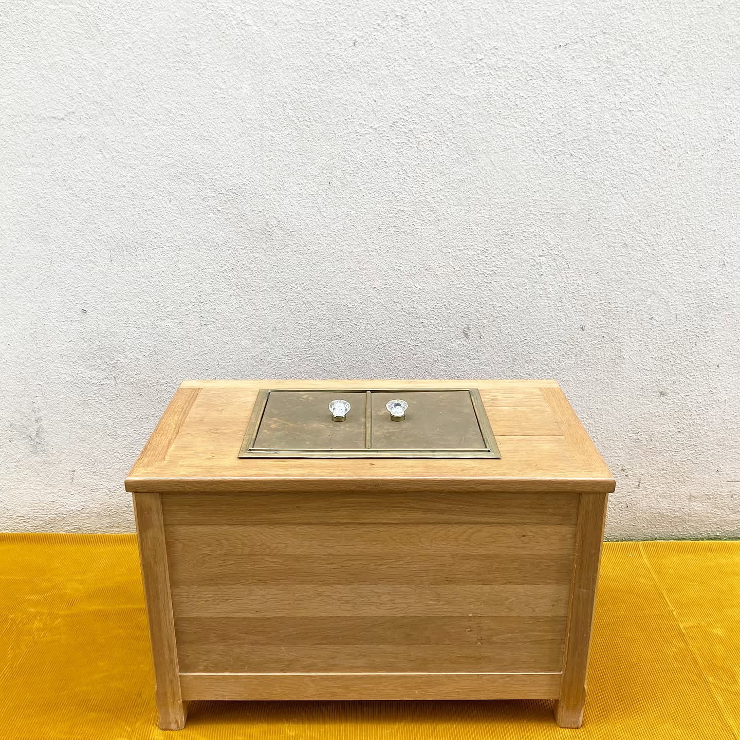 Coffre bar vintage, bois et laiton