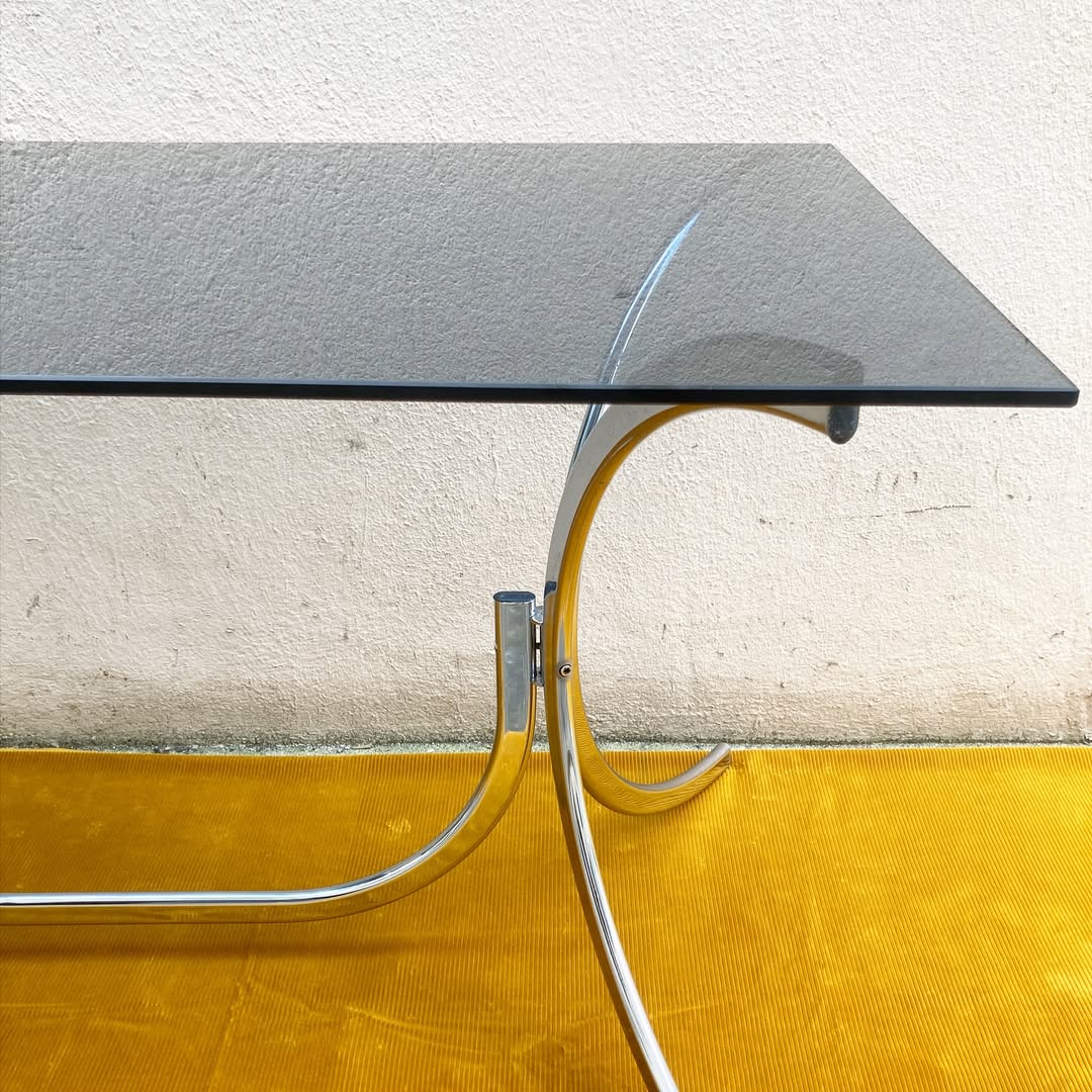 Table vintage verre fumé & piétement chromé – années 70-80