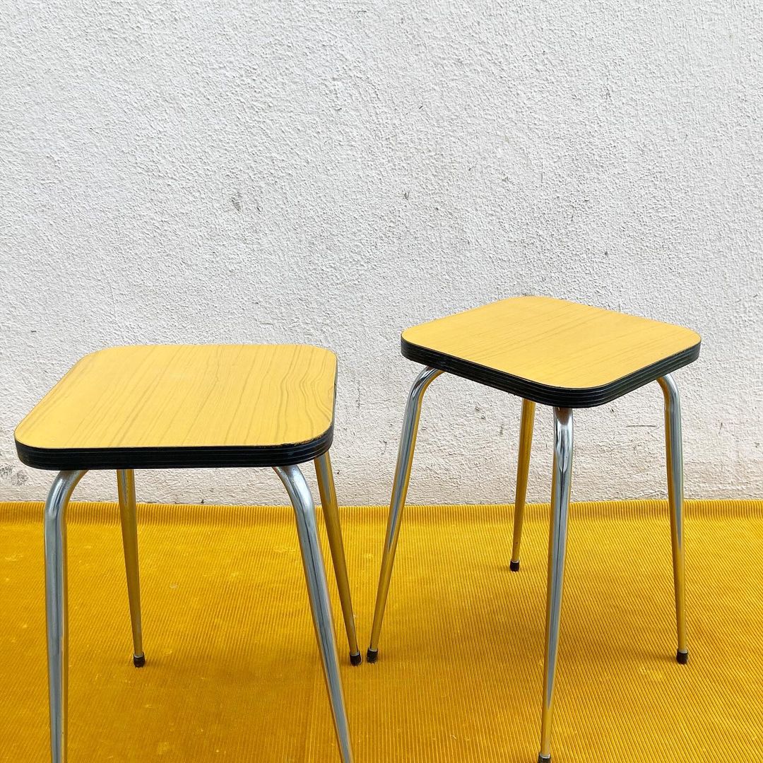 Tabouret en formica restylé en orange