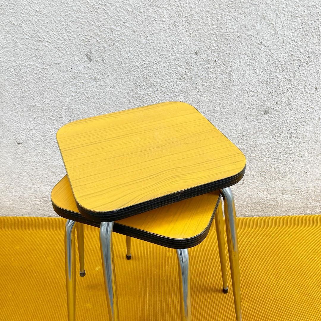 Tabouret en formica restylé en orange