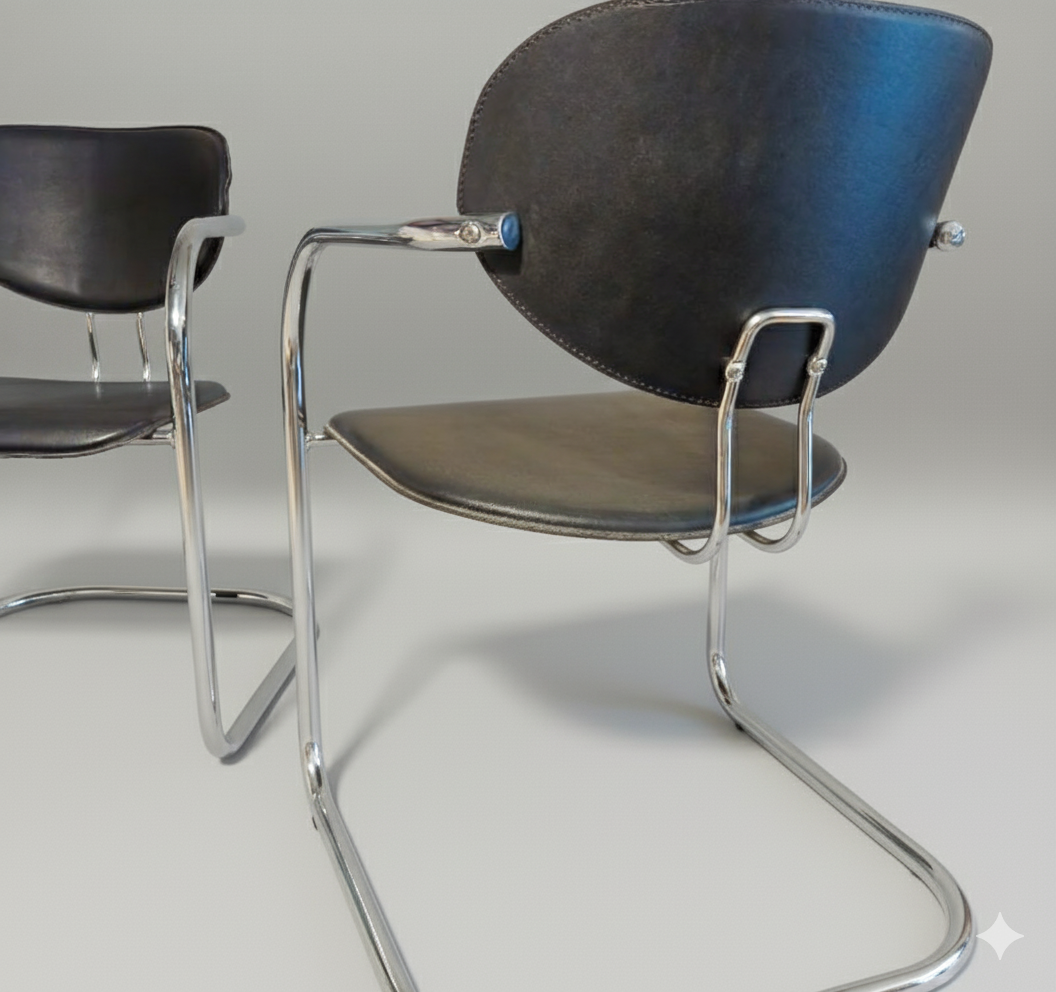 Chaise Effezeta, structure tubulaire en chrome et skai noir