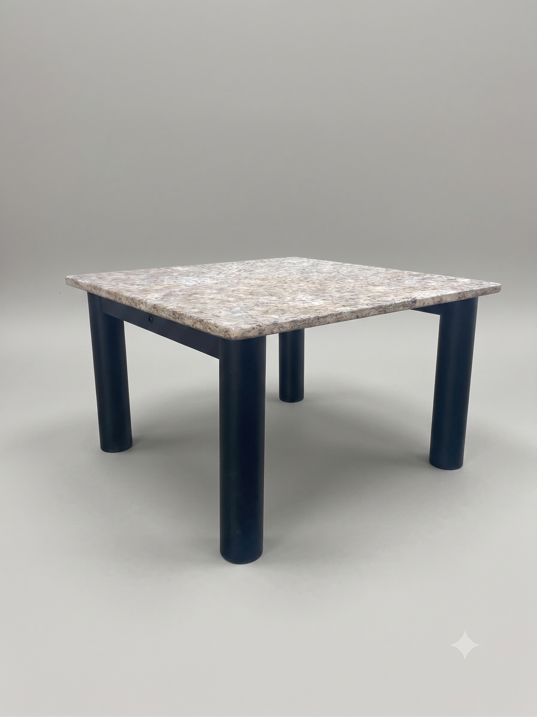Table basse carrée en granit et métal noir – Design Minimaliste / Brutaliste