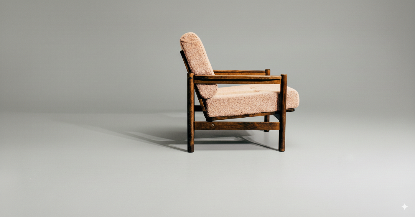 Fauteuil scandinave vintage – chêne foncé & coussins poudre