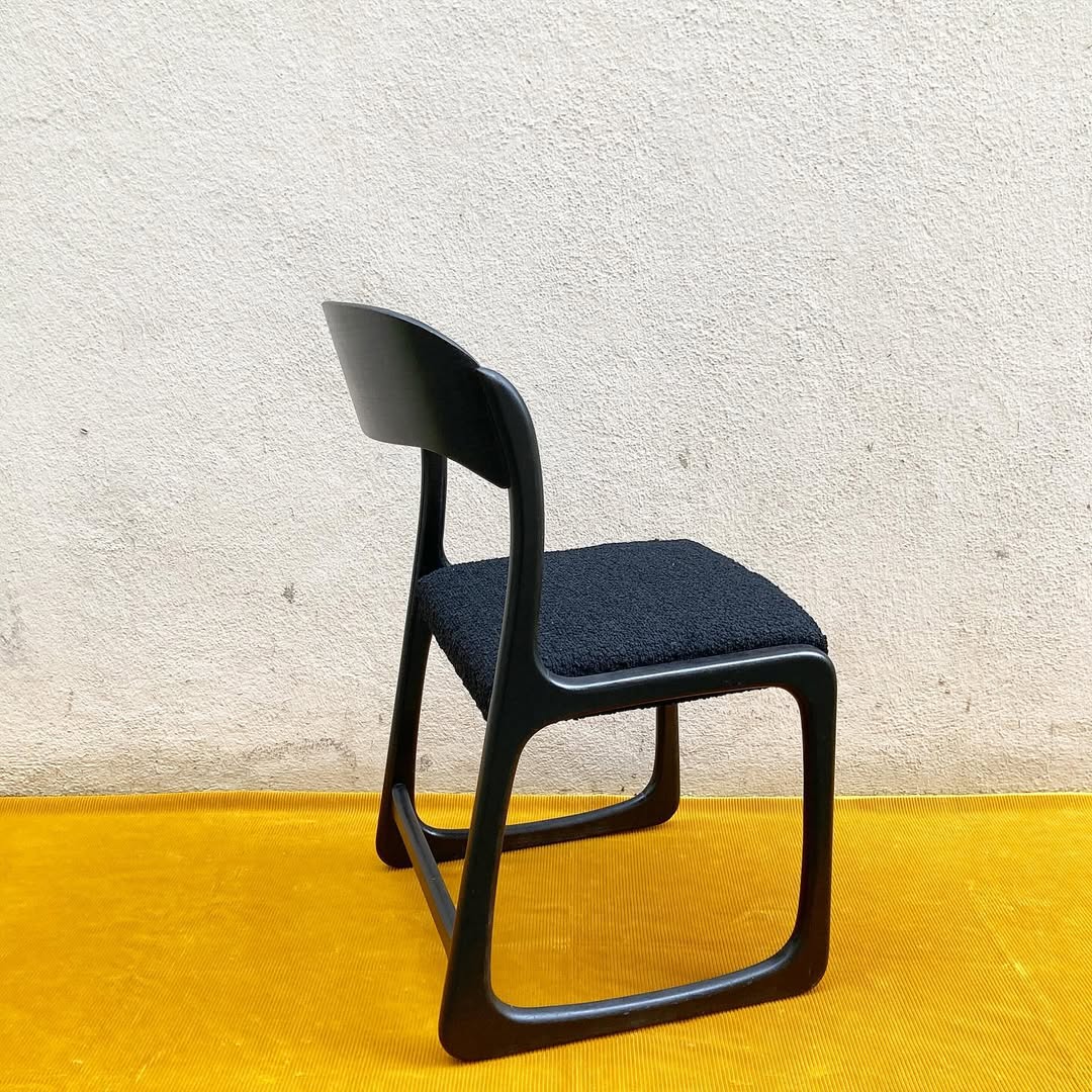 Chaise traîneau Baumann noire – chêne teinté & tissu bouclette