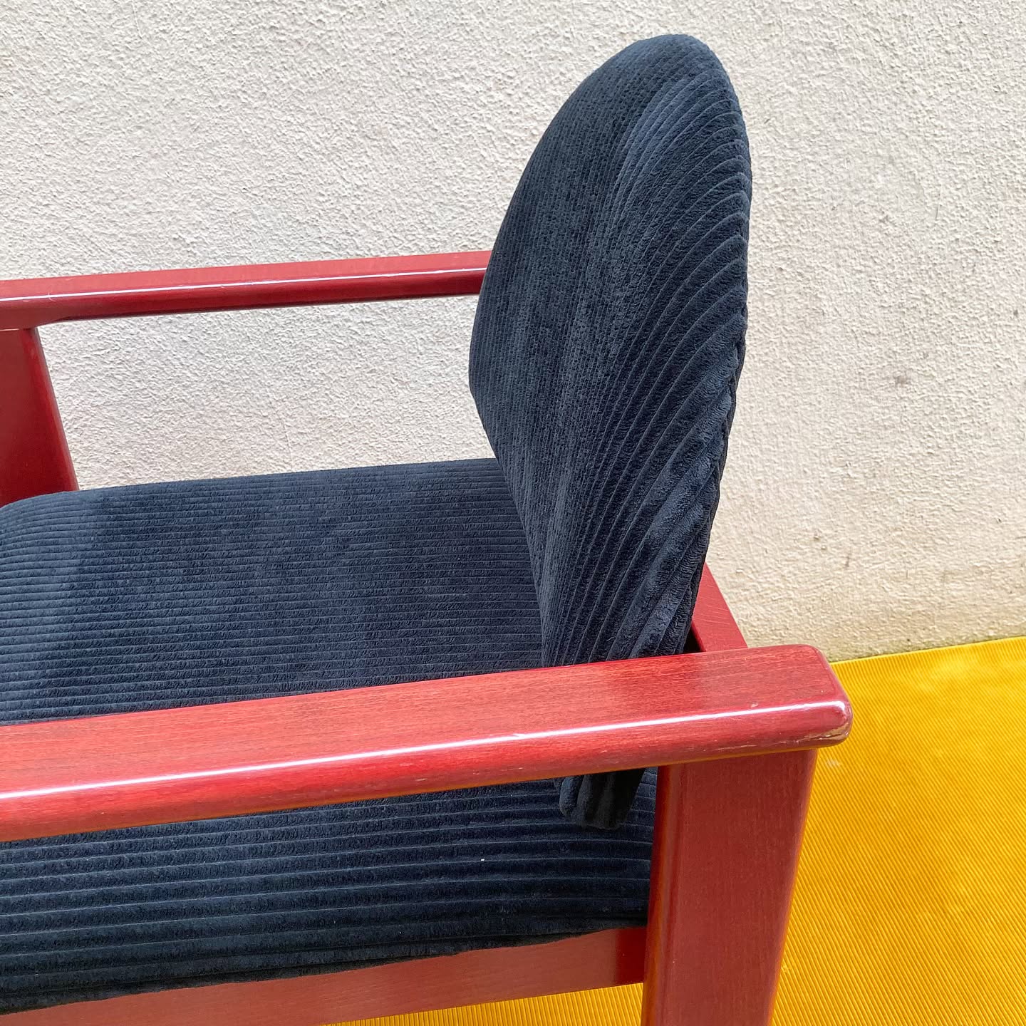 Fauteuil MMO, bois patiné et velours côtelé