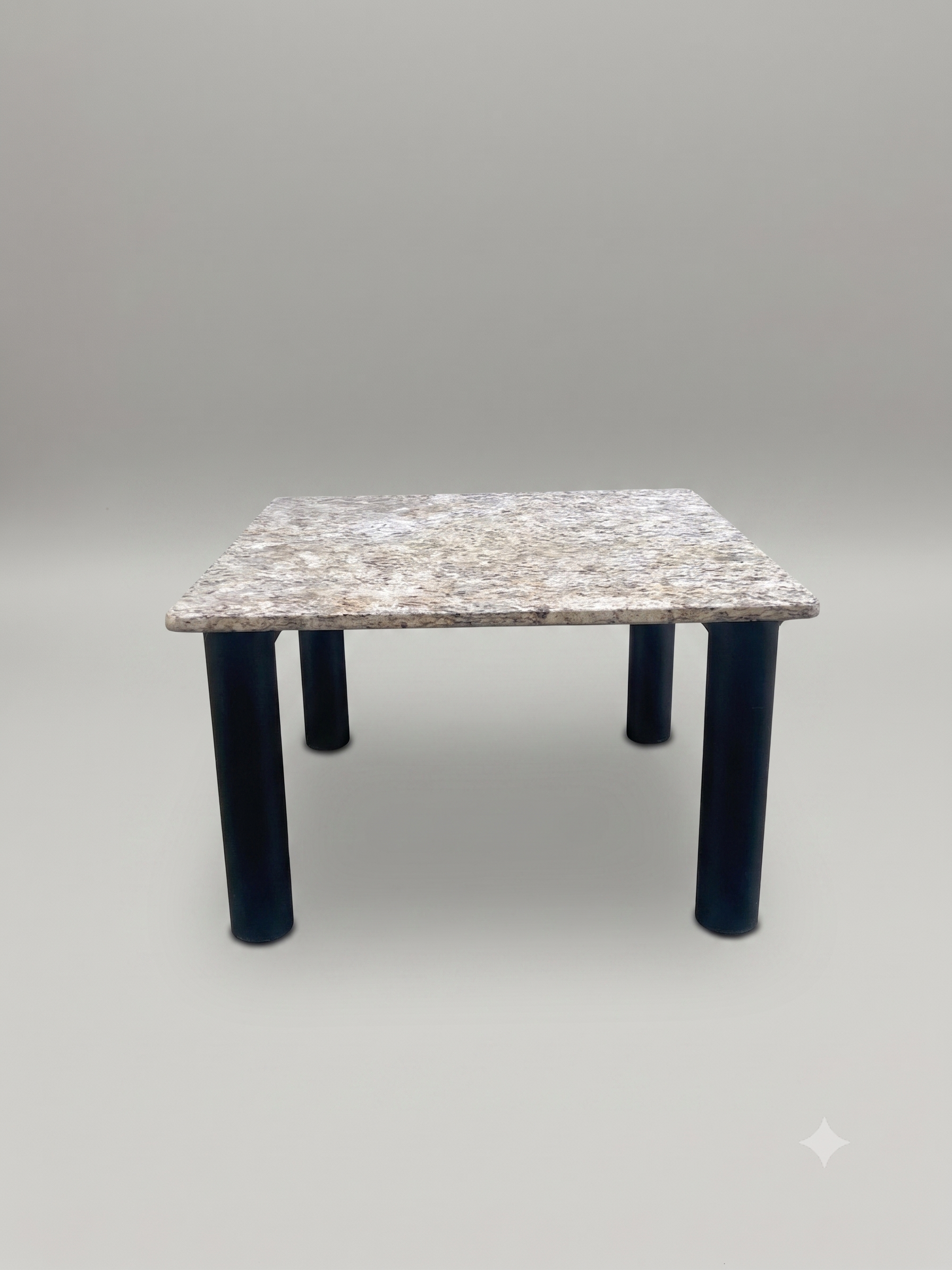 Table basse carrée en granit et métal noir – Design Minimaliste / Brutaliste