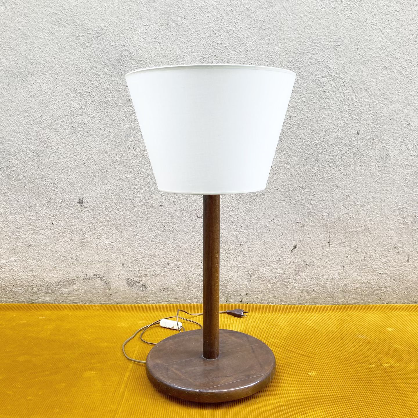 Grande lampe en bois massif avec abat-jour inversé